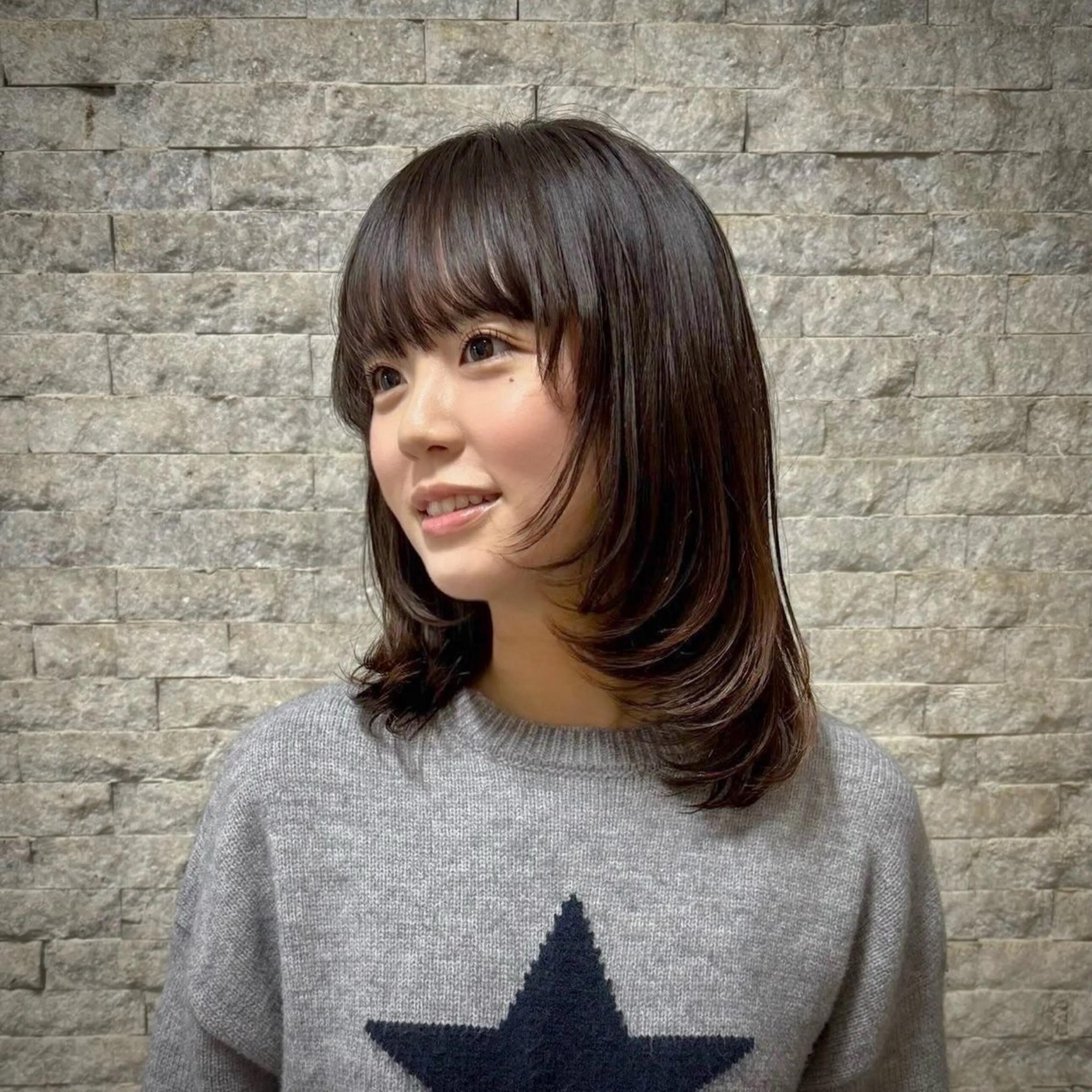 ミディアム カット INORI|レイヤー |ハッシュカットのヘアスタイル