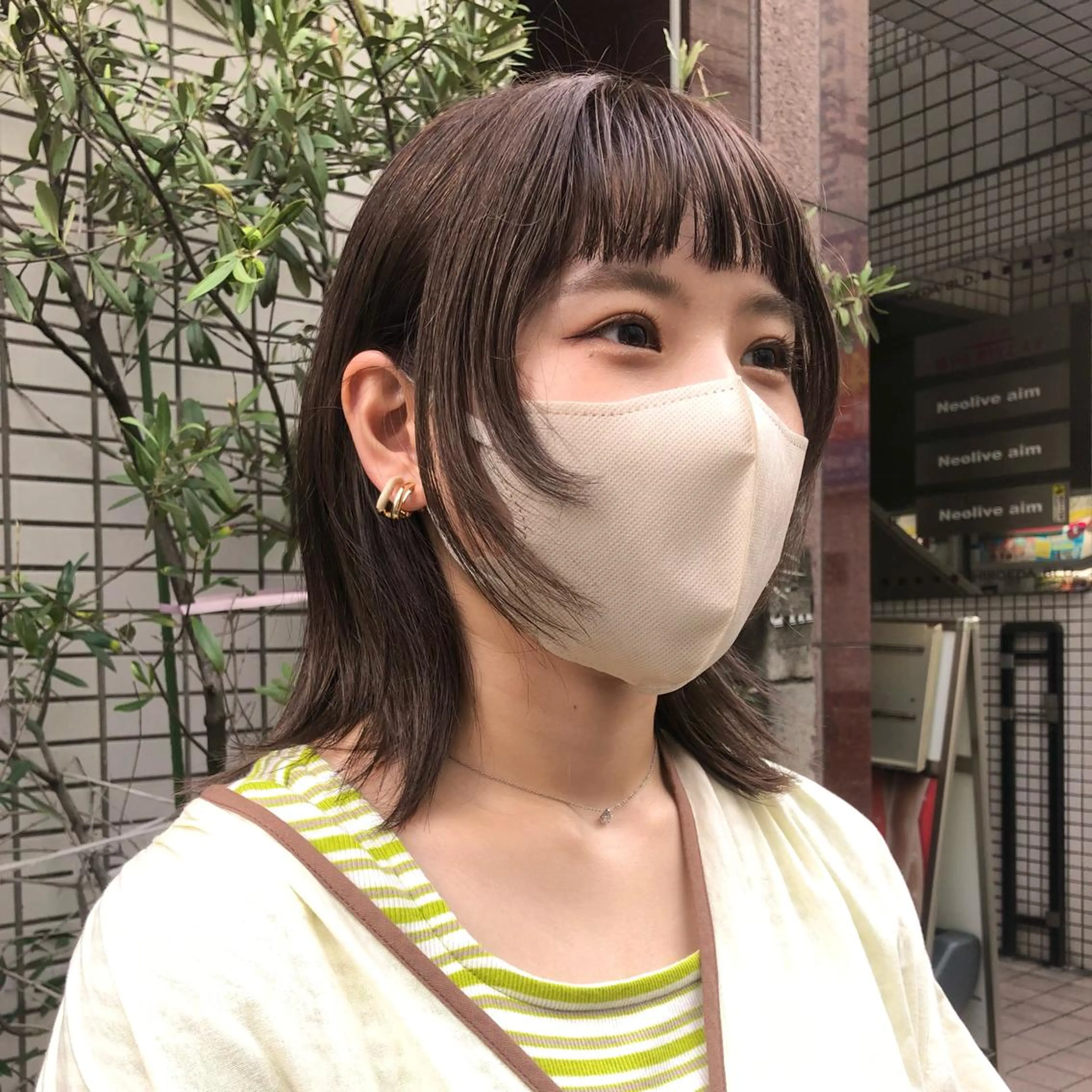 ミディアム カラー ベージュカラー ミルクティーベージュ 顔まわりレイヤー レイヤーカット オン眉 カット ヘアカラー トリートメント ハイトーン/ブリーチ 似合せカット/パーマのヘアスタイル