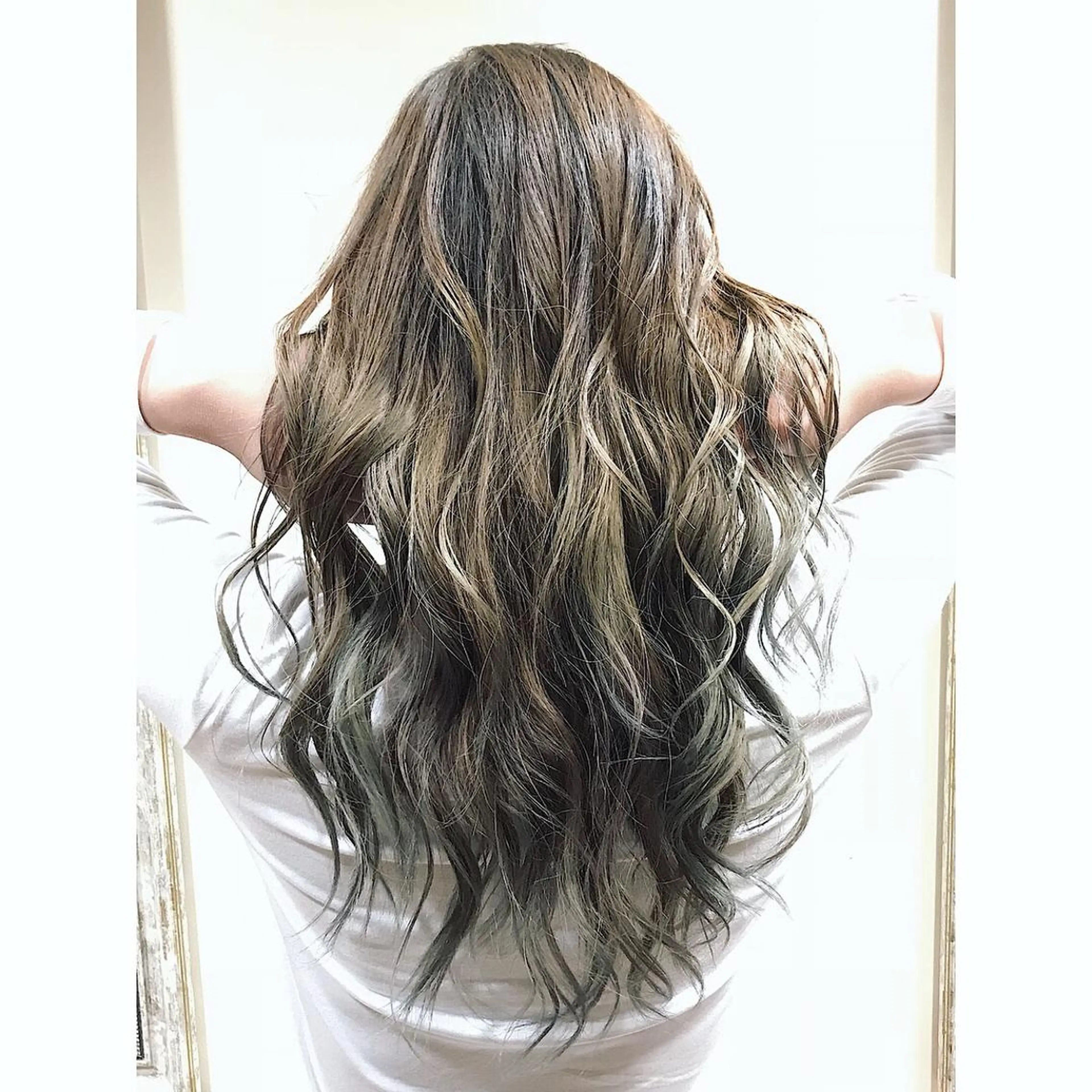 ロング カラー アディクシーカラー バレイヤージュ ブリーチ 透明感カラー 外国人風カラー ヘアカラー VandV所属・松村 未央のヘアスタイル