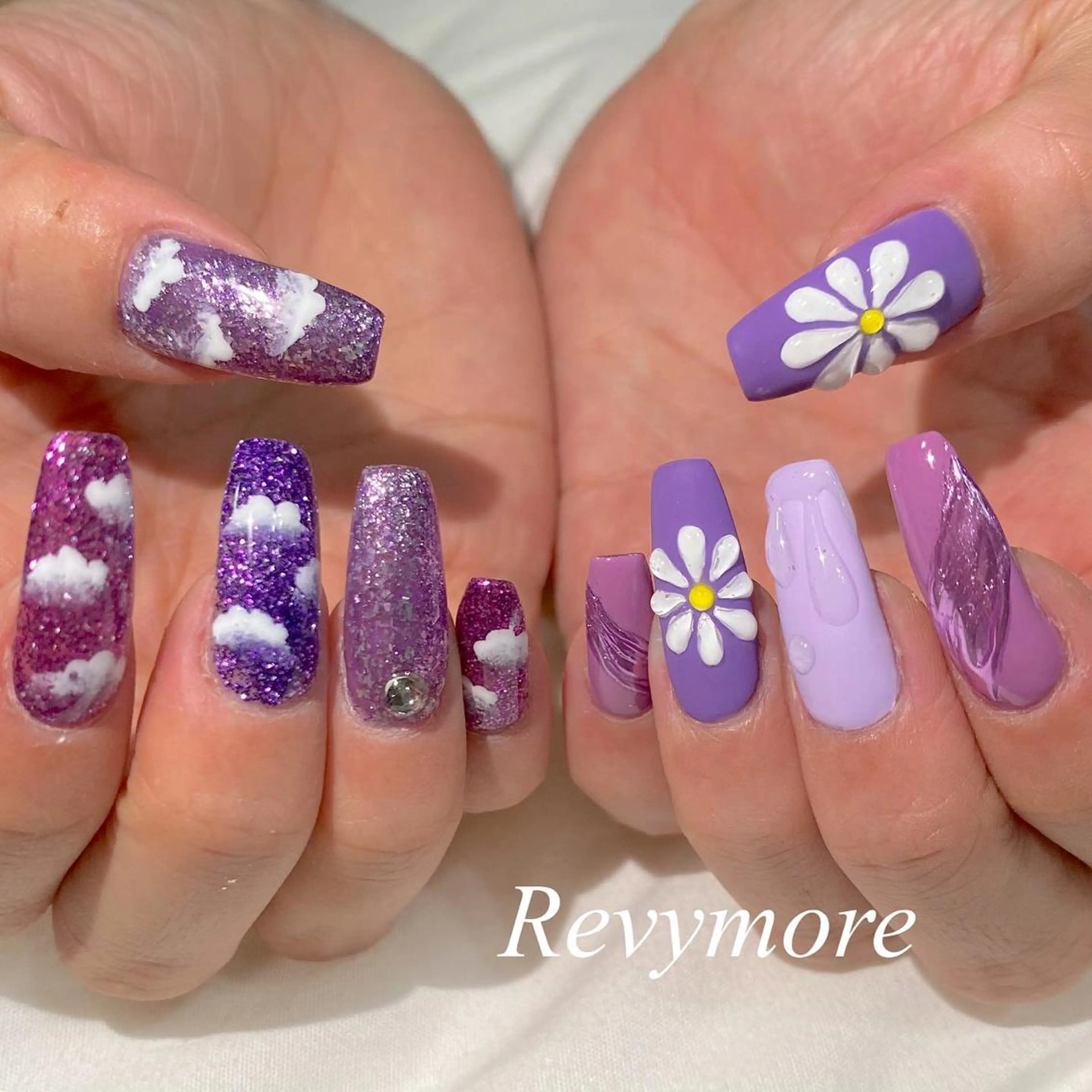 ミディアム ネイル パープルカラー 韓国風ヘア アートネイル フラワーネイル ジェルネイル nail salon Revymore所属・nail salon Revymoreのネイルデザイン