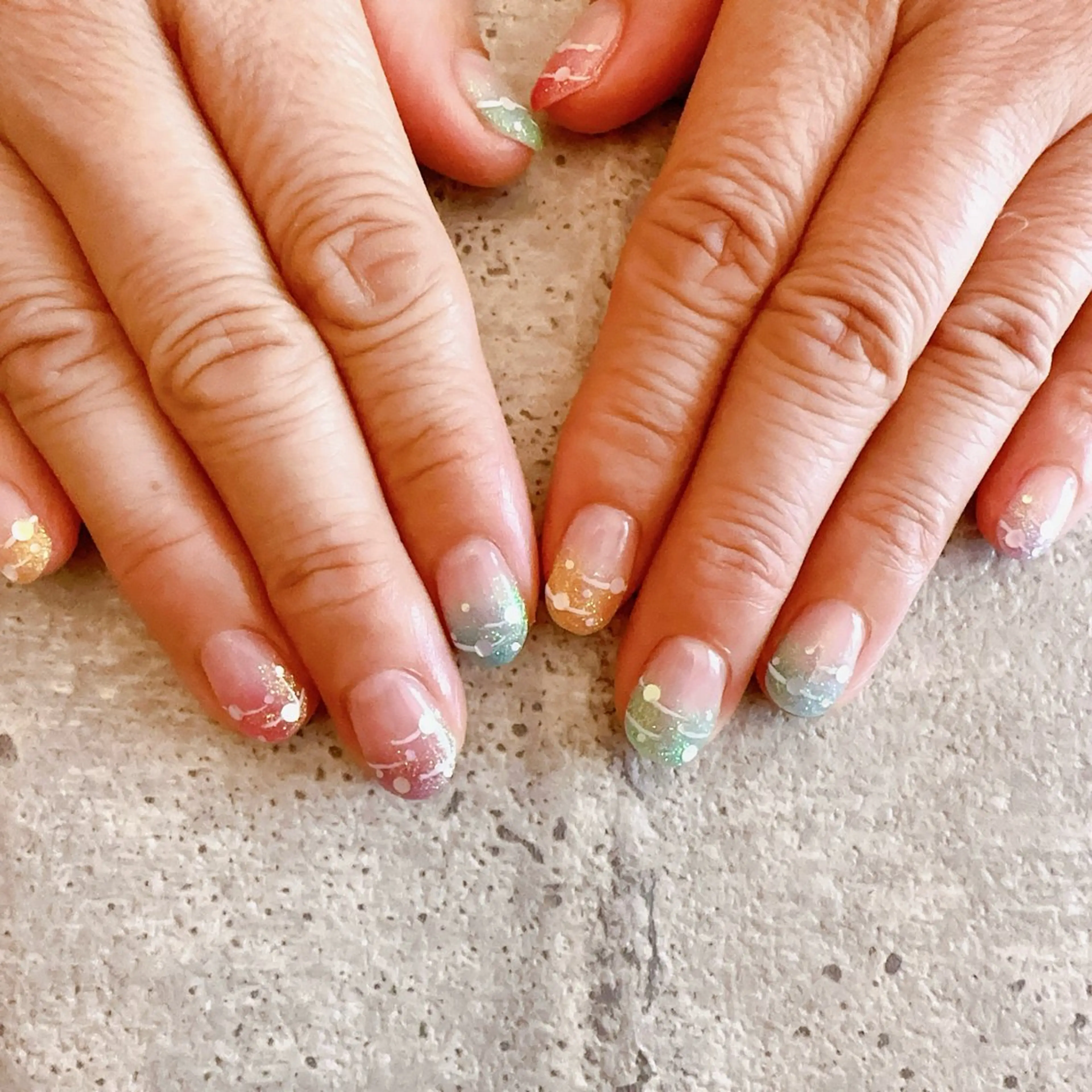 【オフ込み】アート2本付き♡ハンド💅グラデーション(カラーorラメ)の写真