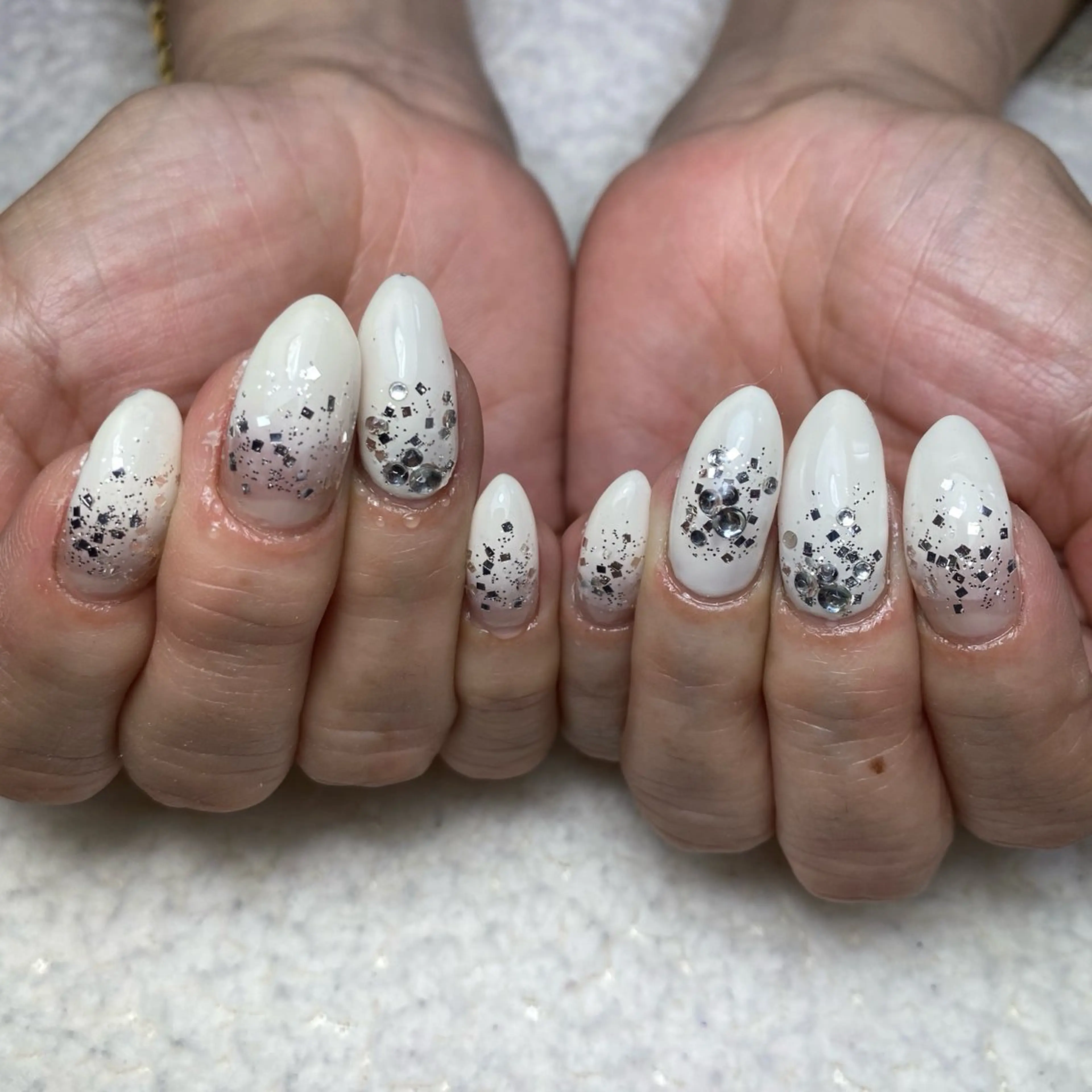 ネイル グラデーション ラメ(グリッター) ホワイト ハンドネイル COCO+所属・COCO +のエステ・リラクイメージ