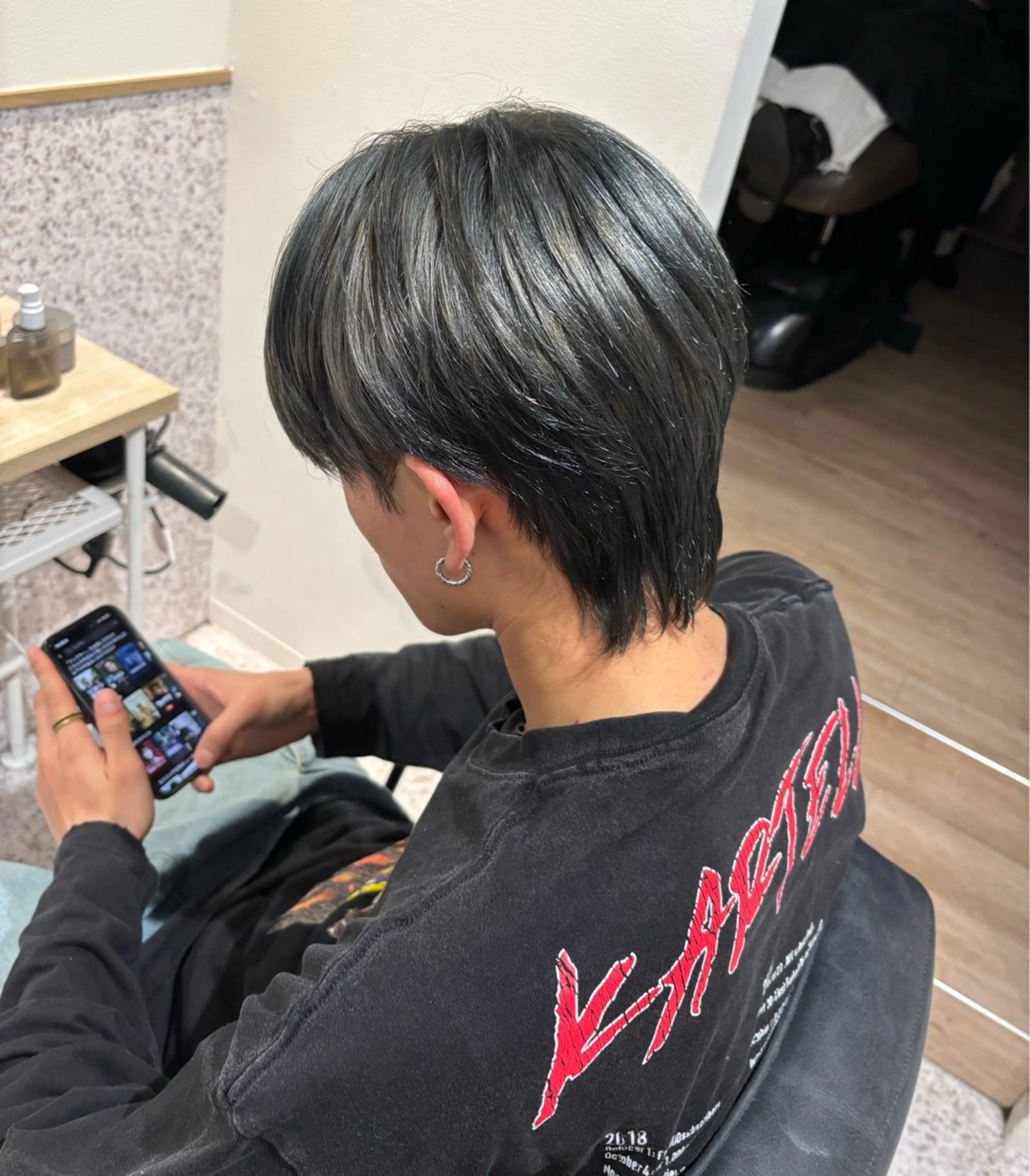 カラー メンズ ショートボブ メンズブリーチ メンズハイトーン メンズインナーカラー メンズ韓国風 ヘアカラー 暖色カラー/ パリジェンヌ💟みくのヘアスタイル