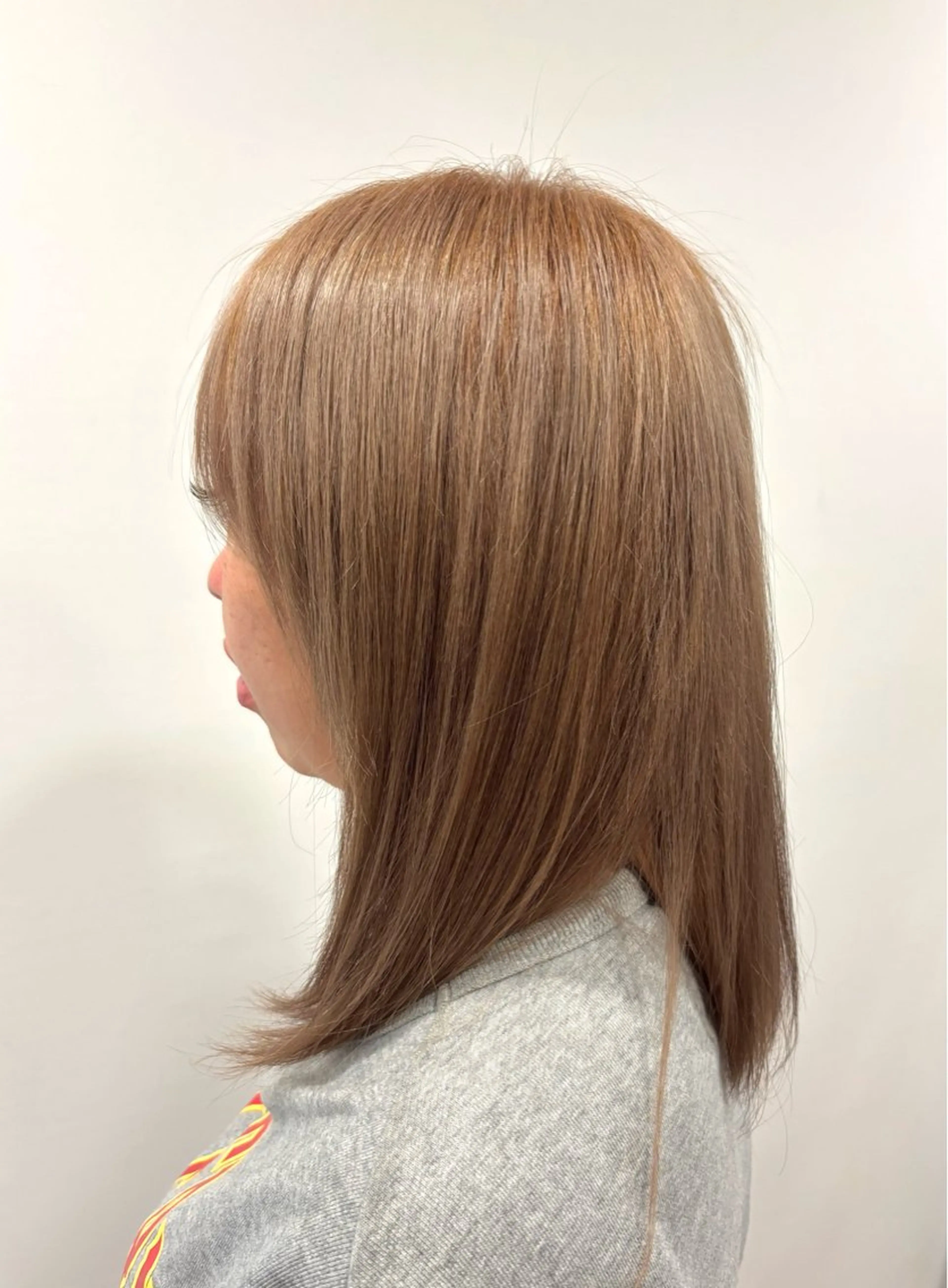 セミロング カラー ベージュカラー ミルクティーベージュ カット パーマ 井上 悠人のヘアスタイル