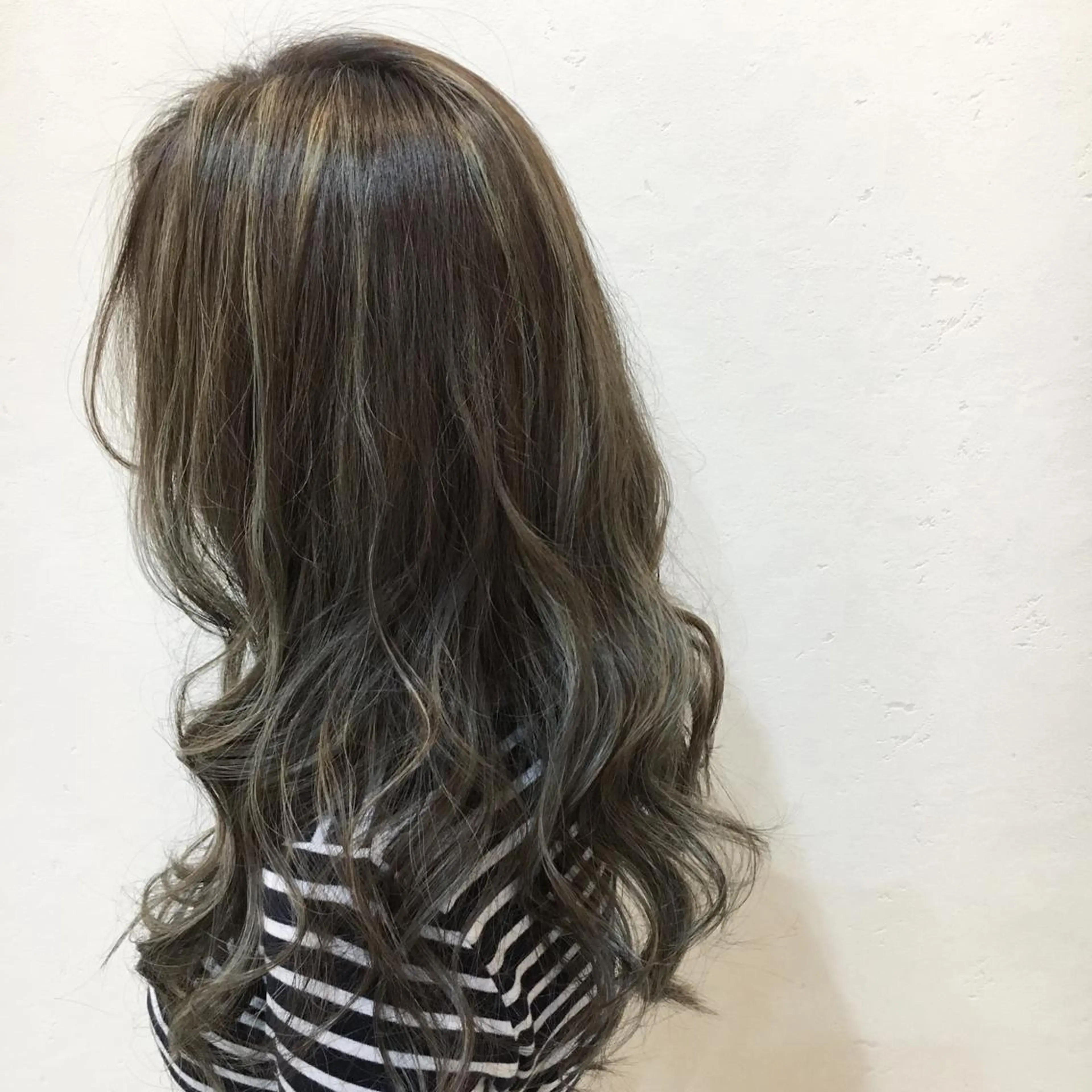 カラー ササキ トモシのヘアスタイル