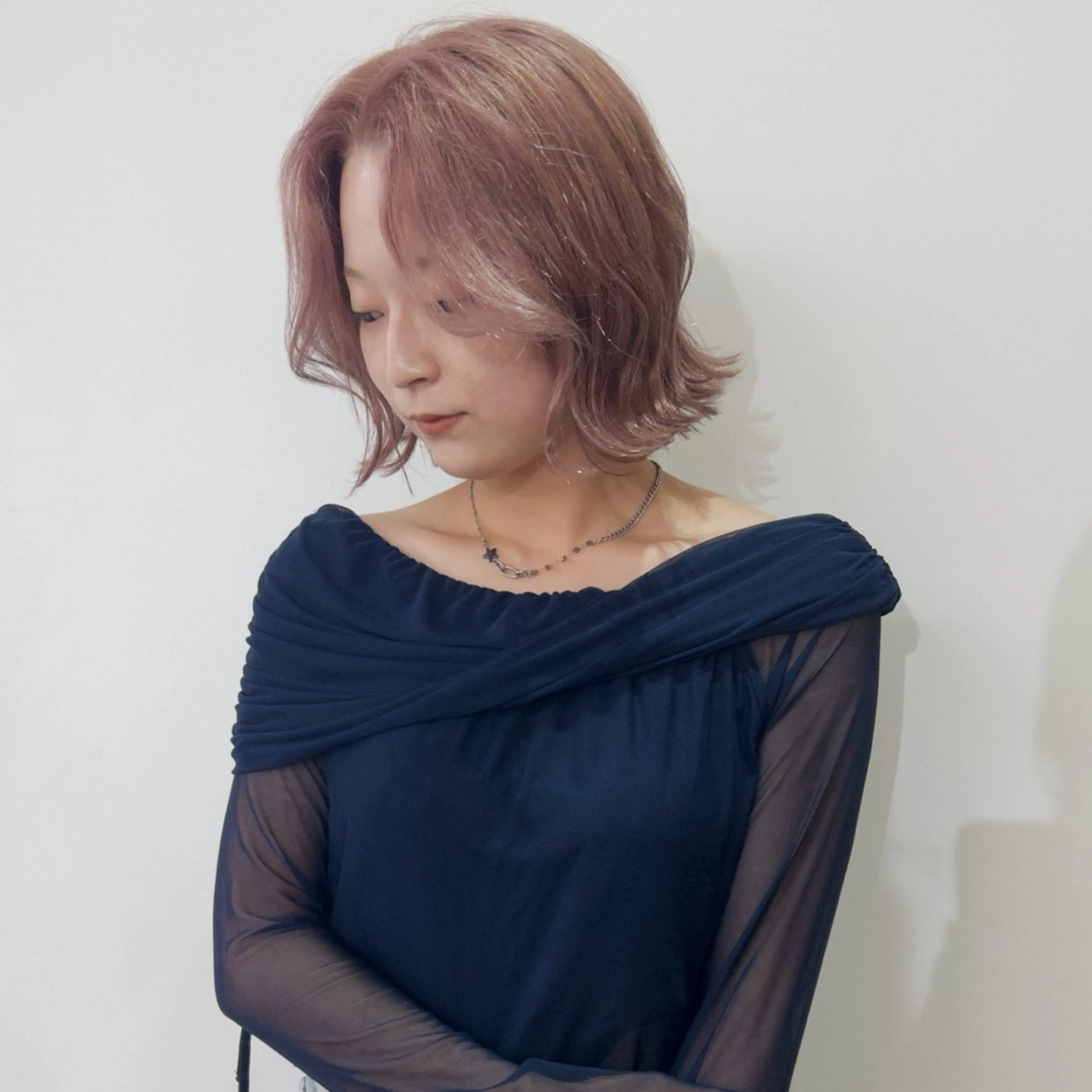 ミディアム カラー ベージュカラー 透明感カラー ピンクカラー ピンクベージュ 顔まわりレイヤー ヘアカラー トリートメント nonoka オリーブ/グレージュのヘアスタイル