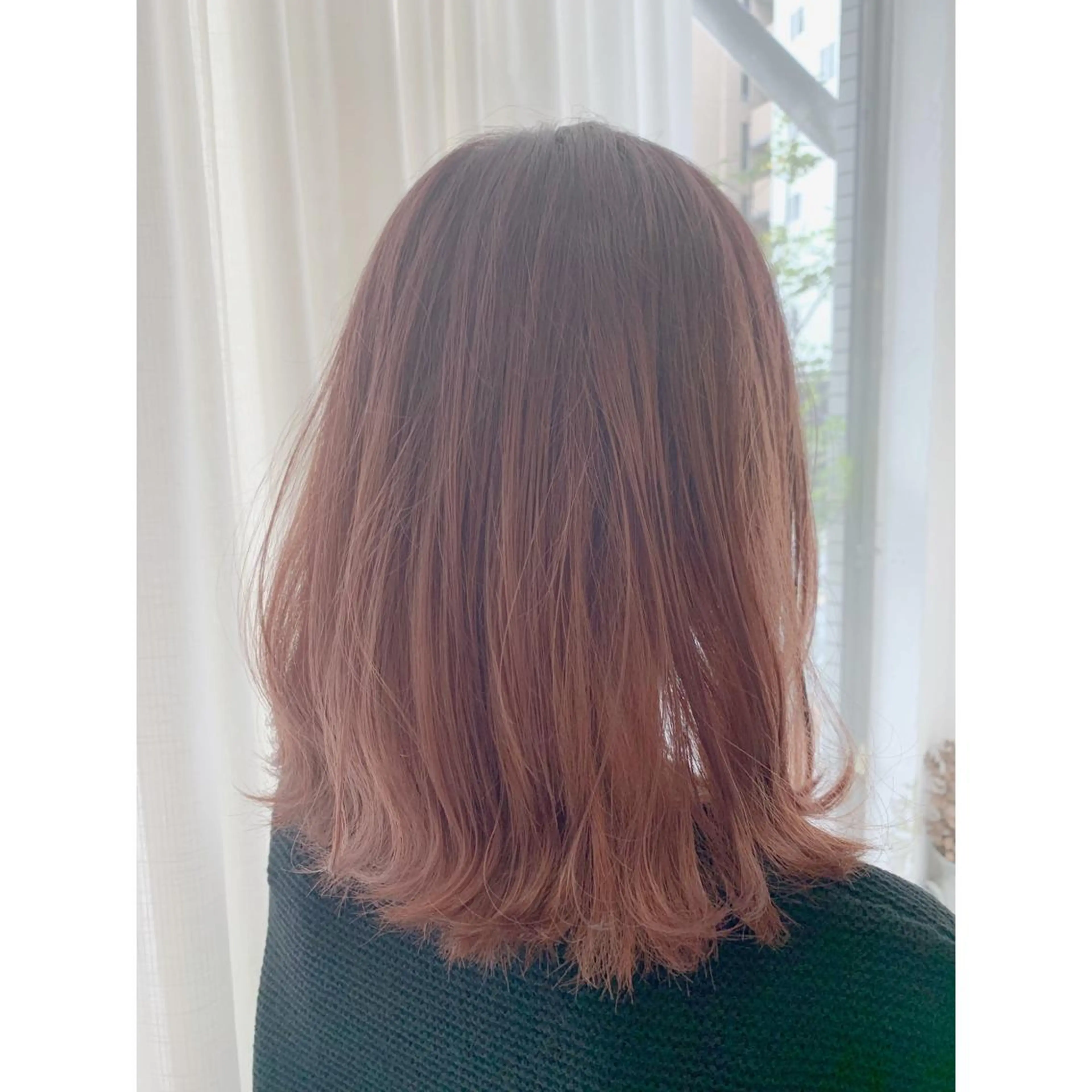 ミディアム カラー fio マナミのヘアスタイル