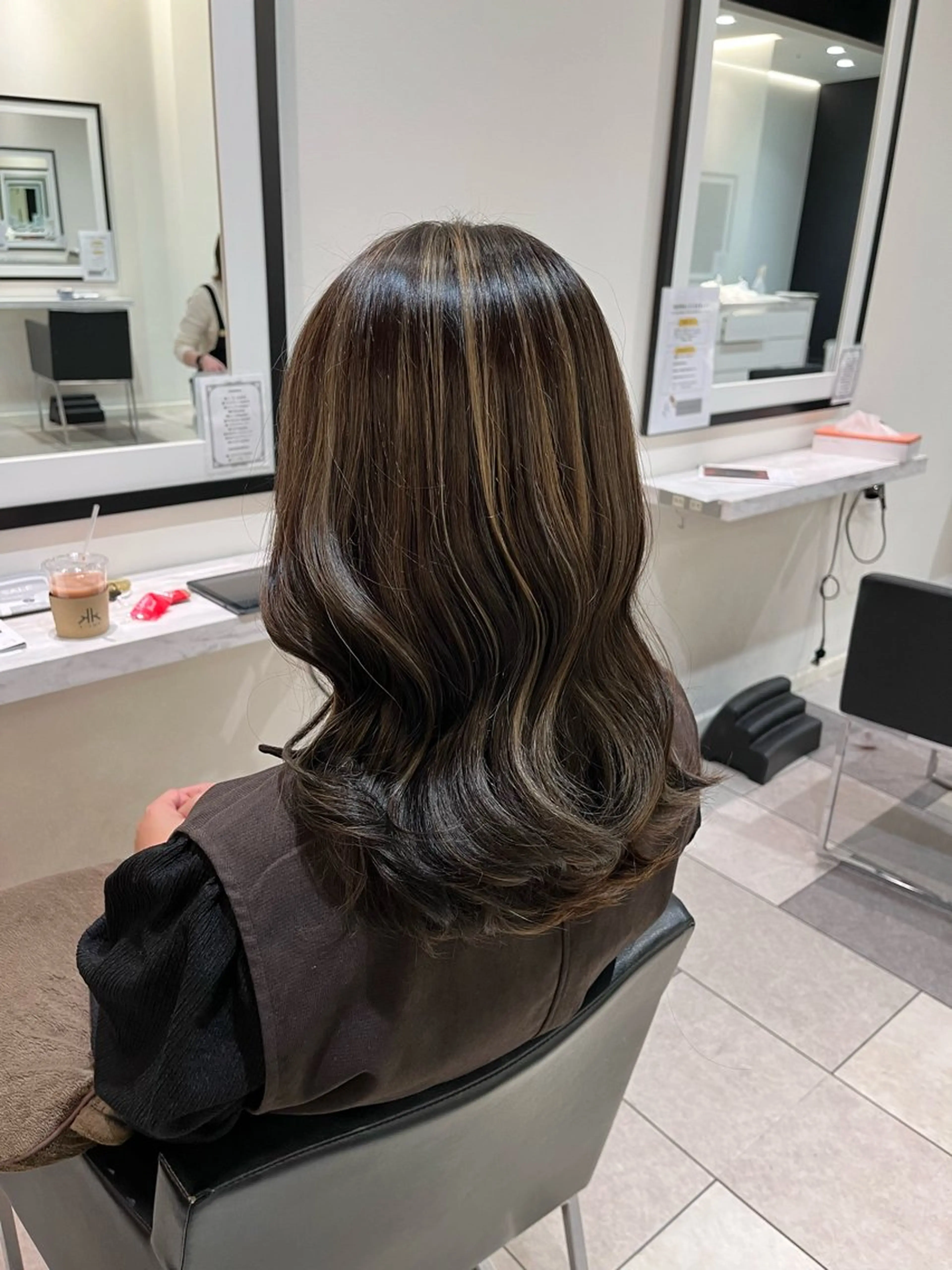 セミロング カラー3000円🦋 鈴木思音のヘアスタイル