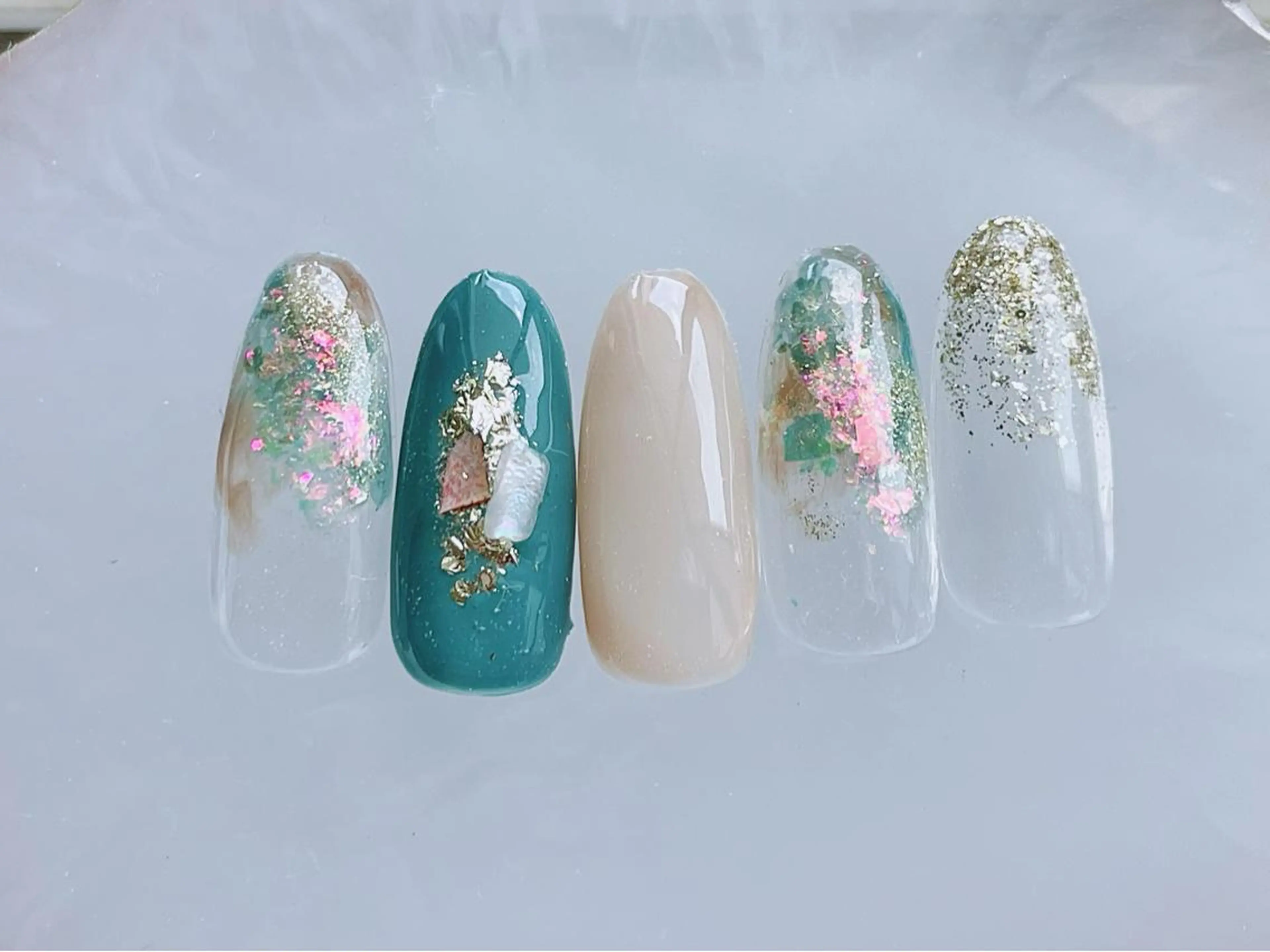 ネイル ジェルネイル キラキラネイル パラジェル 夏ネイル ハンドネイル Satomi  のネイルデザイン