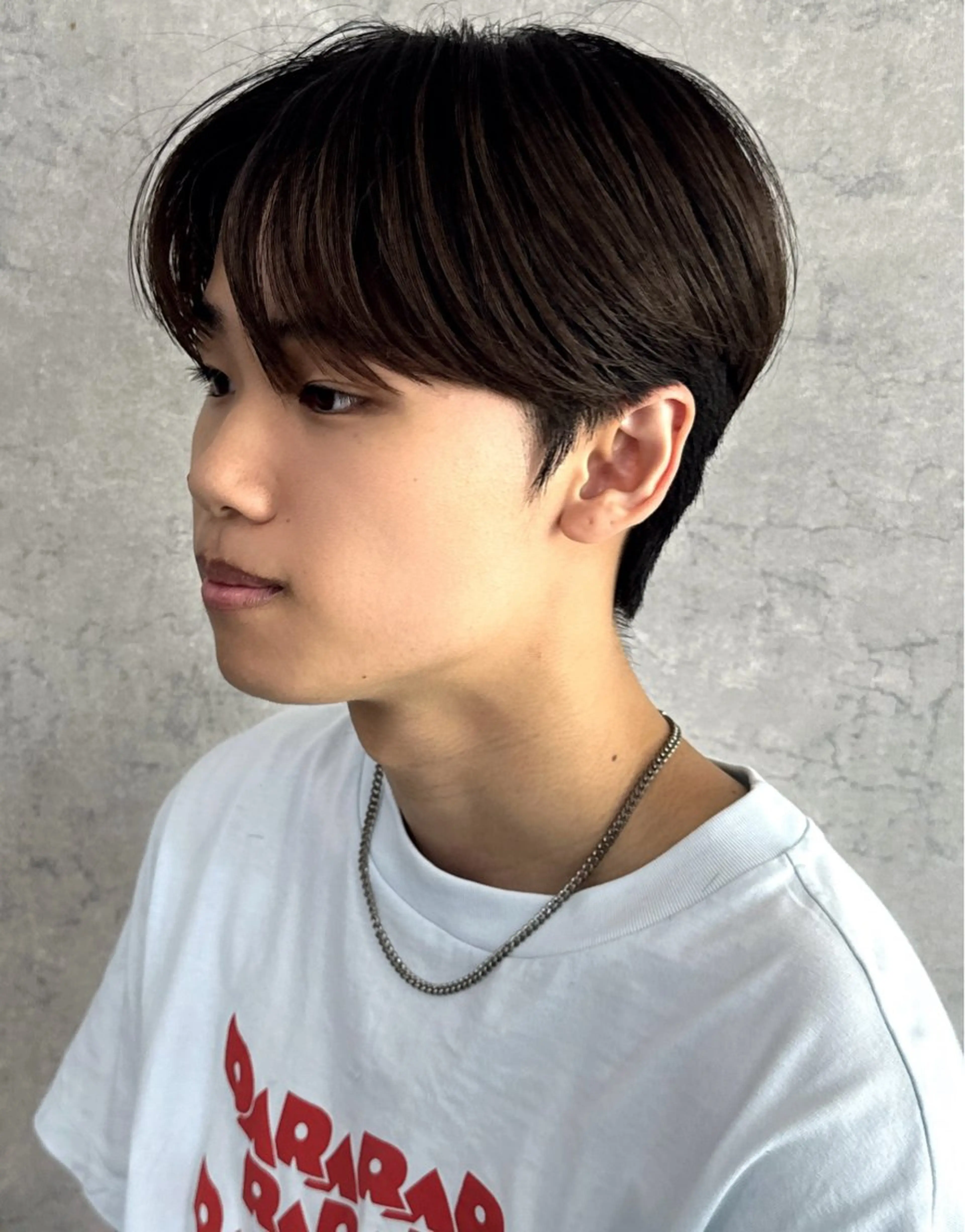 ショート カラー パーマ メンズ センターパート ダウンパーマ カルマパーマ メンズパーマ ニュアンスパーマ カット パーマ トリートメント ヘアセット 森下 佑大のヘアスタイル