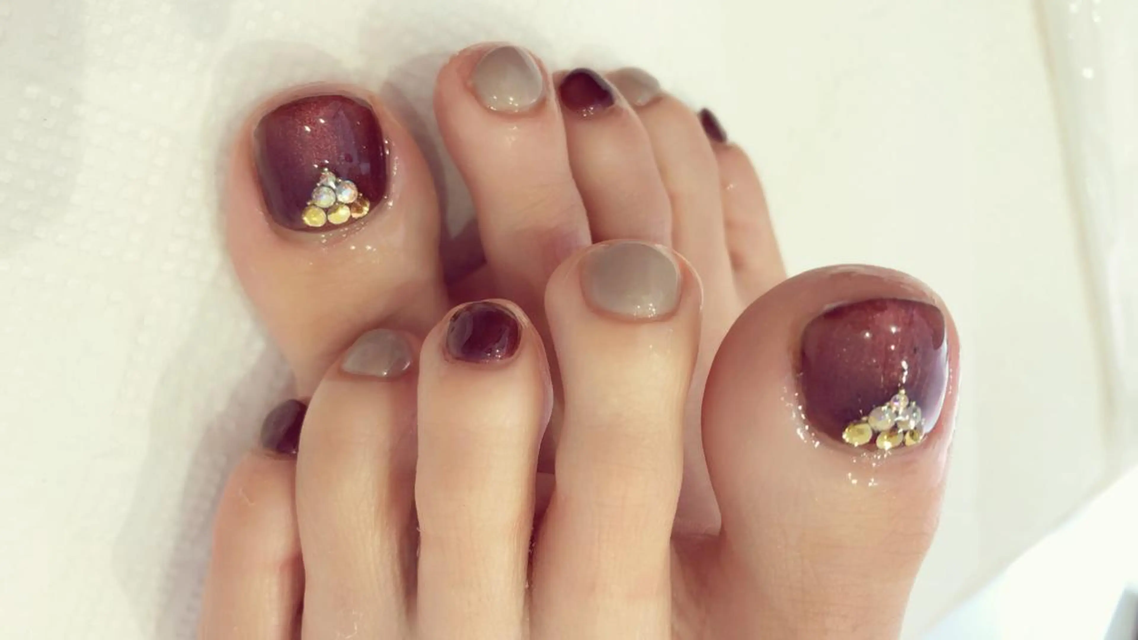 ミディアム ネイル フットネイル 長さ出し専門 nynaのネイルデザイン