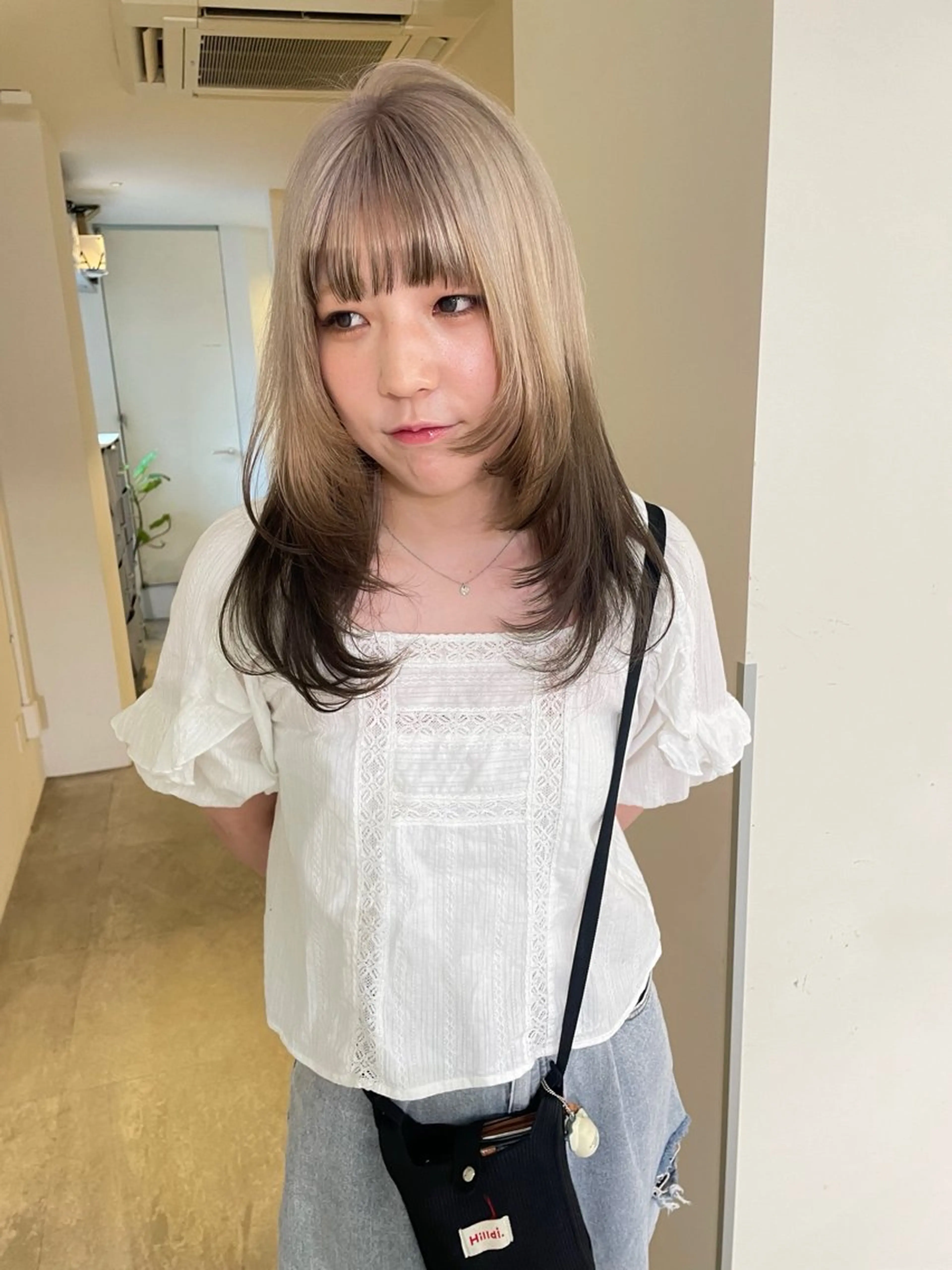 ミディアム カラー ミディアムレイヤー ベージュカラー ブリーチ ブロンド ケアブリーチ カット ヘアカラー トリートメント MIU/ルーツカラー 顔まわりレイヤーのヘアスタイル