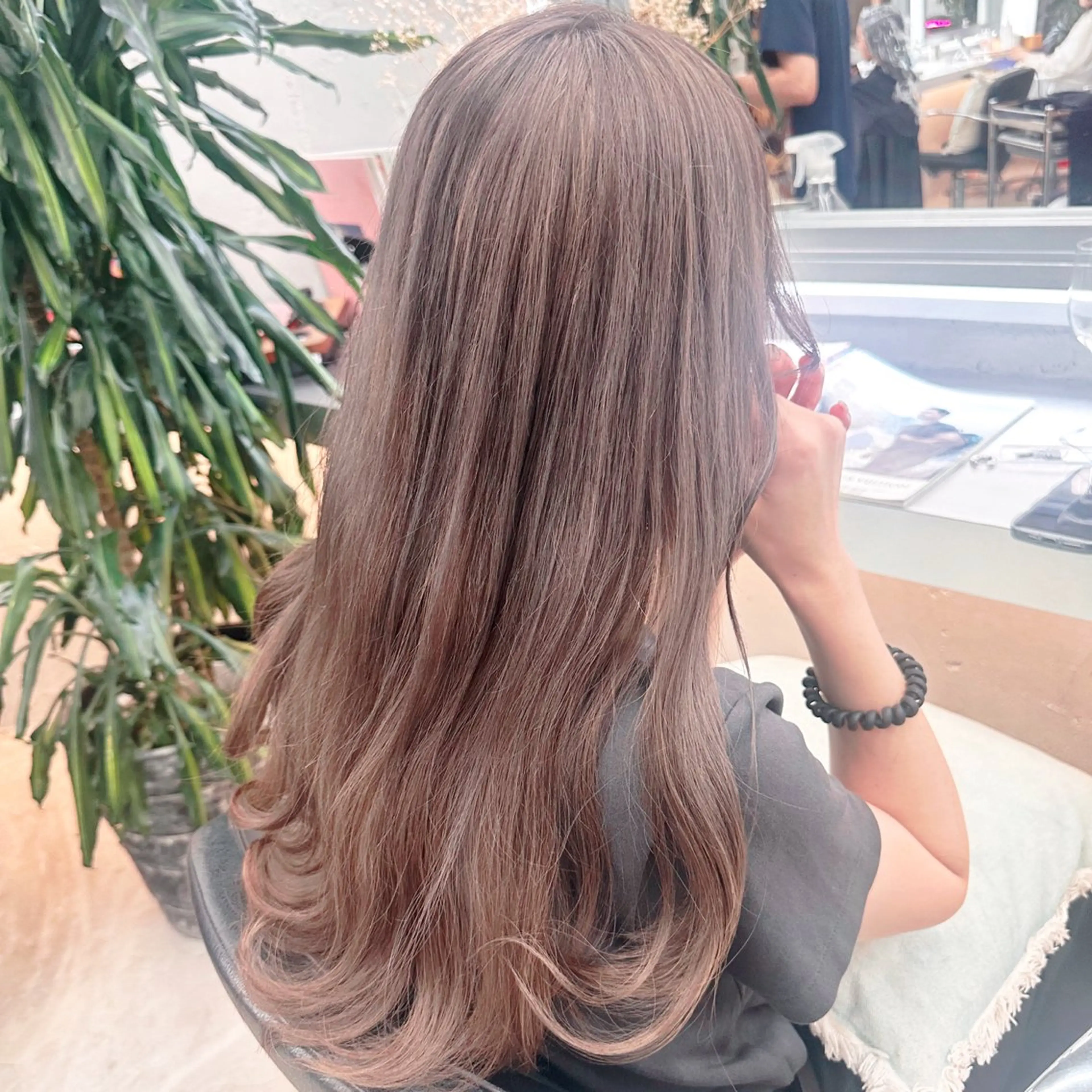 ロング カラー ヘアカラー トリートメント 岡野 静華のヘアスタイル