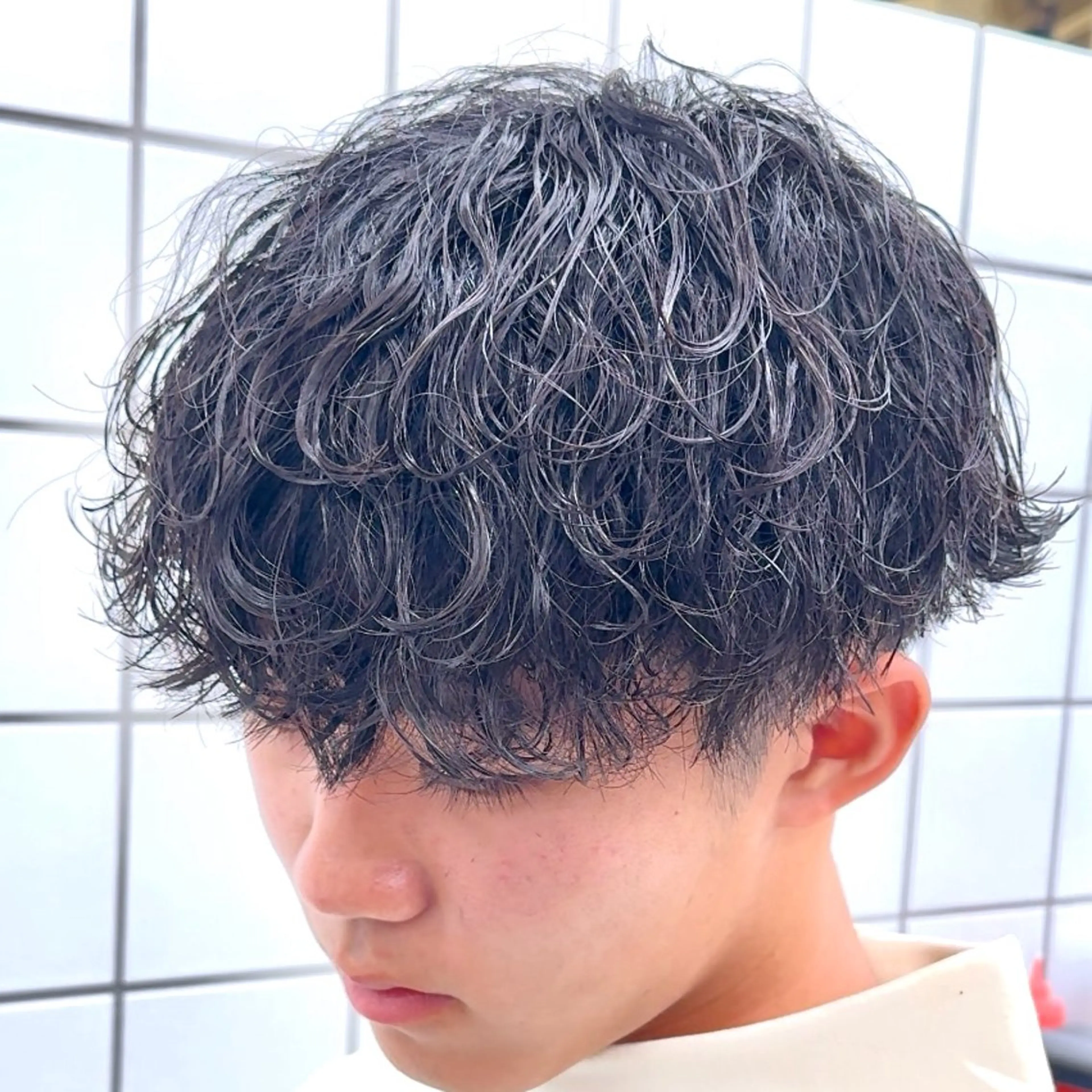 ショート パーマ ヘアアレンジ メンズ メンズパーマ 波巻きパーマ 顔まわりカット の達人のヘアスタイル