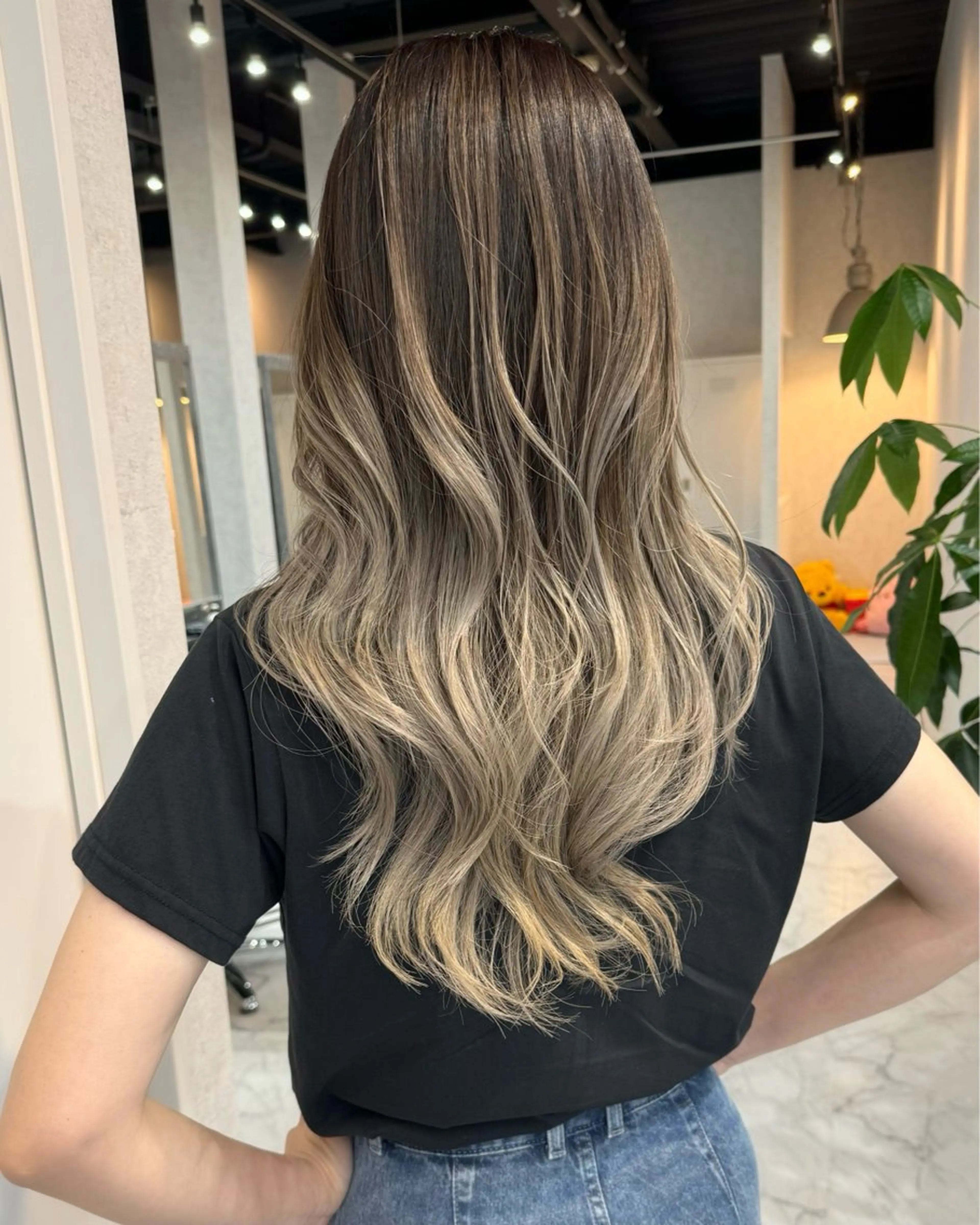 セミロング カラー ヘアアレンジ バレイヤージュ ブリーチ ハイライトカラー ハイトーンカラー ハイライト カット ヘアカラー トリートメント アンドウ ユウ/ レイヤーカット/韓国のヘアスタイル