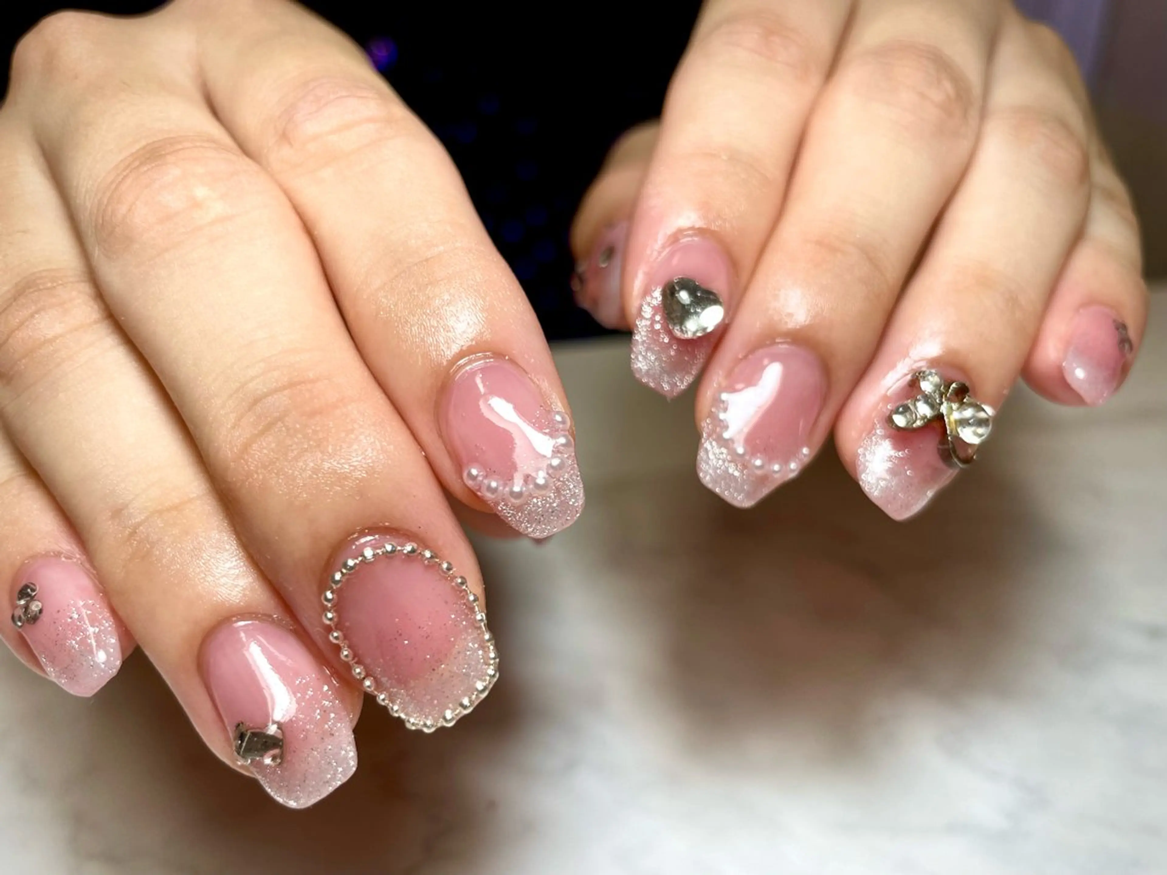 ネイル キラキラネイル マグネットネイル ワンホンネイル ホワイト ハンドネイル ネイルサロン Sweetのネイルデザイン