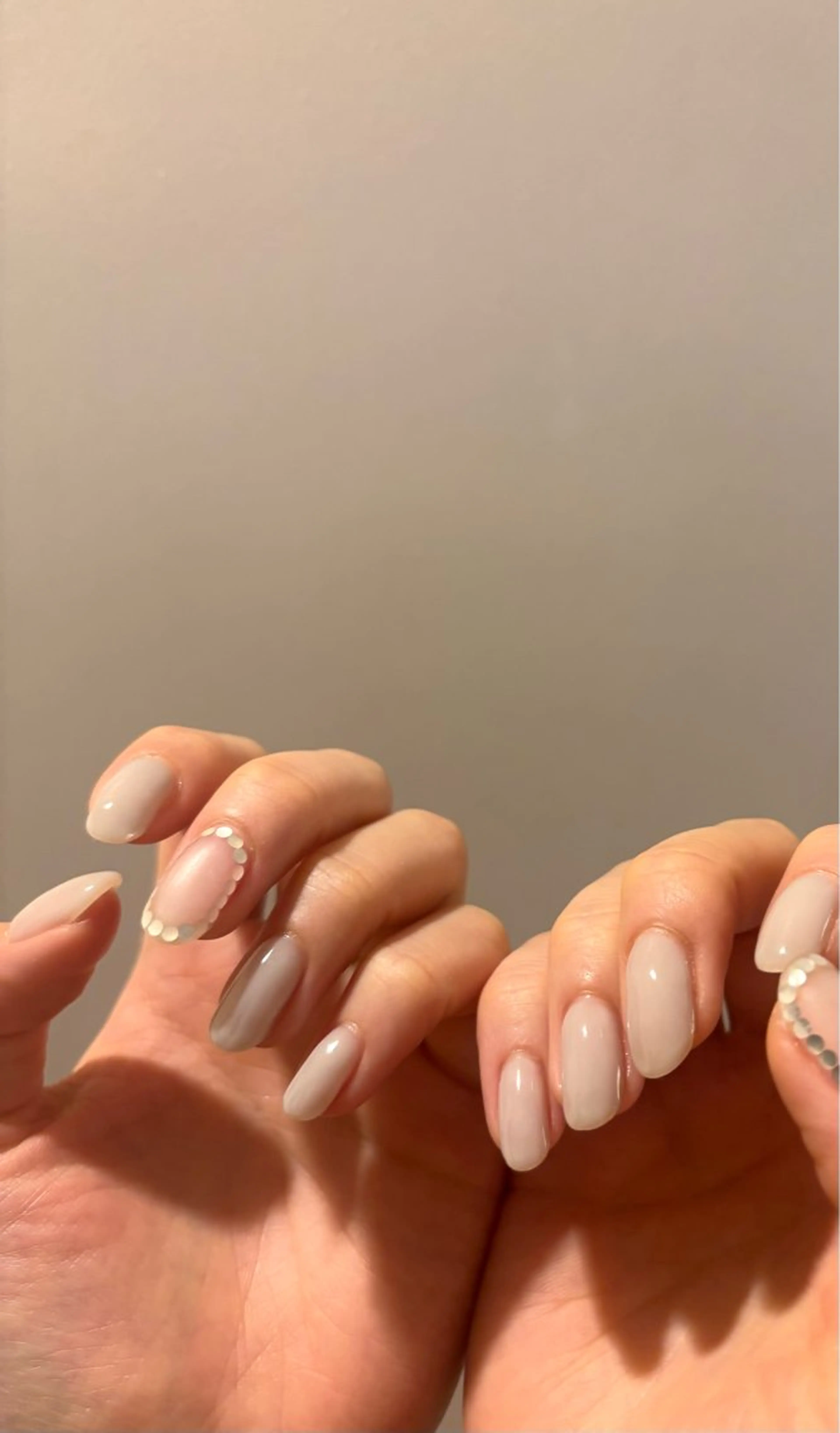 ネイル ホログラムネイル ラメ(グリッター) ニュアンスネイル ホワイト ハンドネイル Elio所属・Elio 国泰寺のネイルデザイン