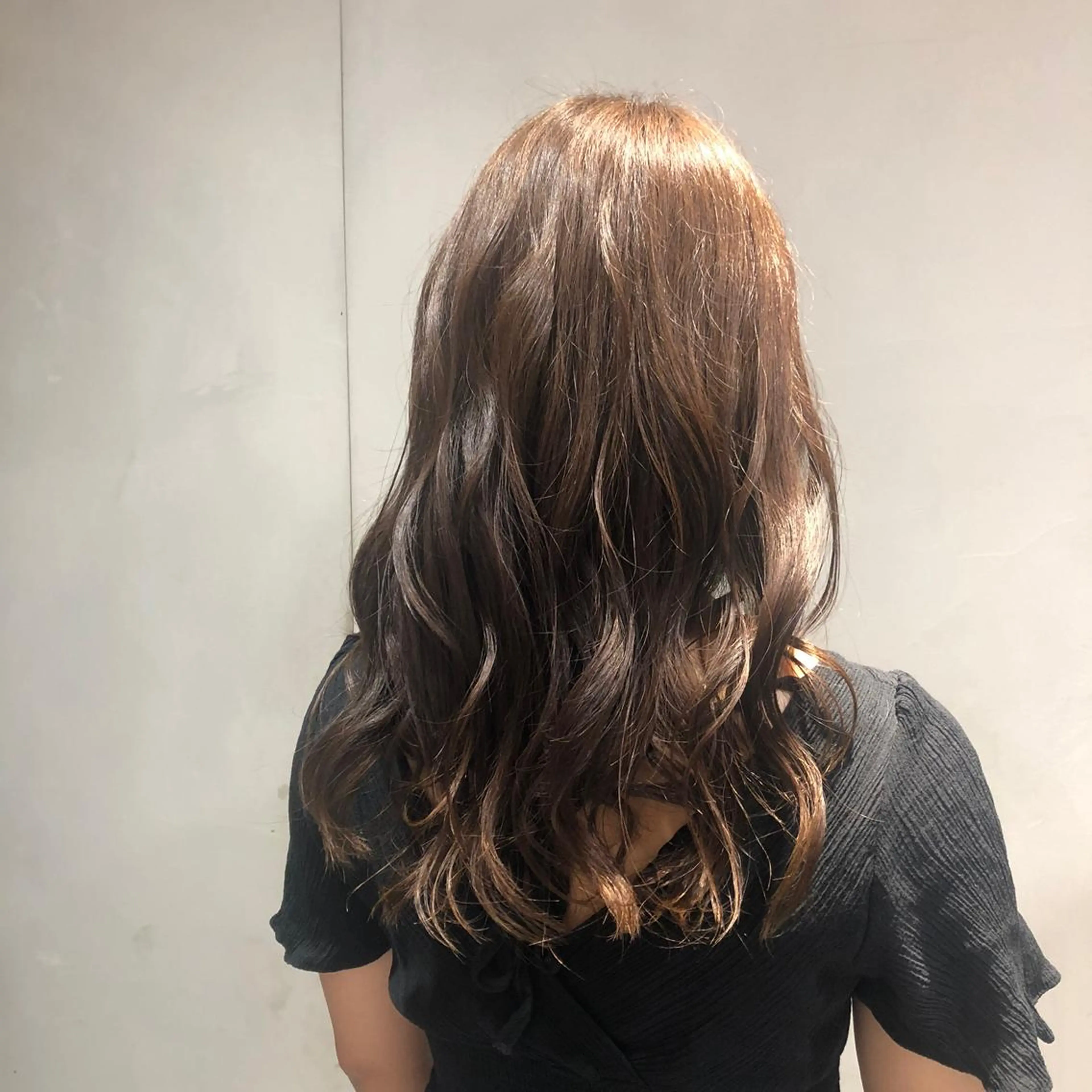 セミロング カラー カジュアルを女っぽく 𝗮𝘆𝗮𝗰𝗼のヘアスタイル