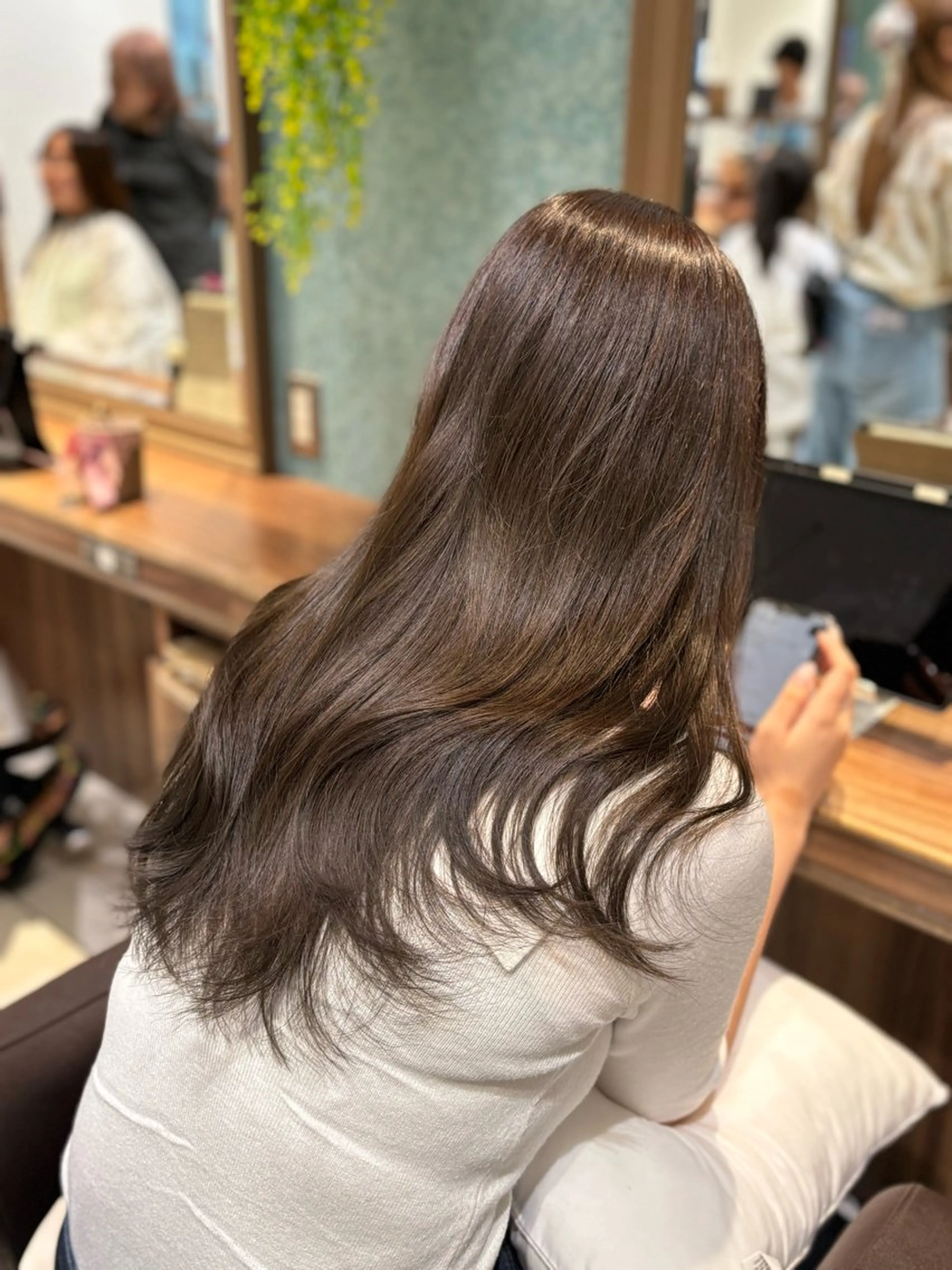 セミロング カラー ベージュカラー オリーブベージュ ツヤ髪縮毛矯正💫/ ハイトーン/あゆみのヘアスタイル
