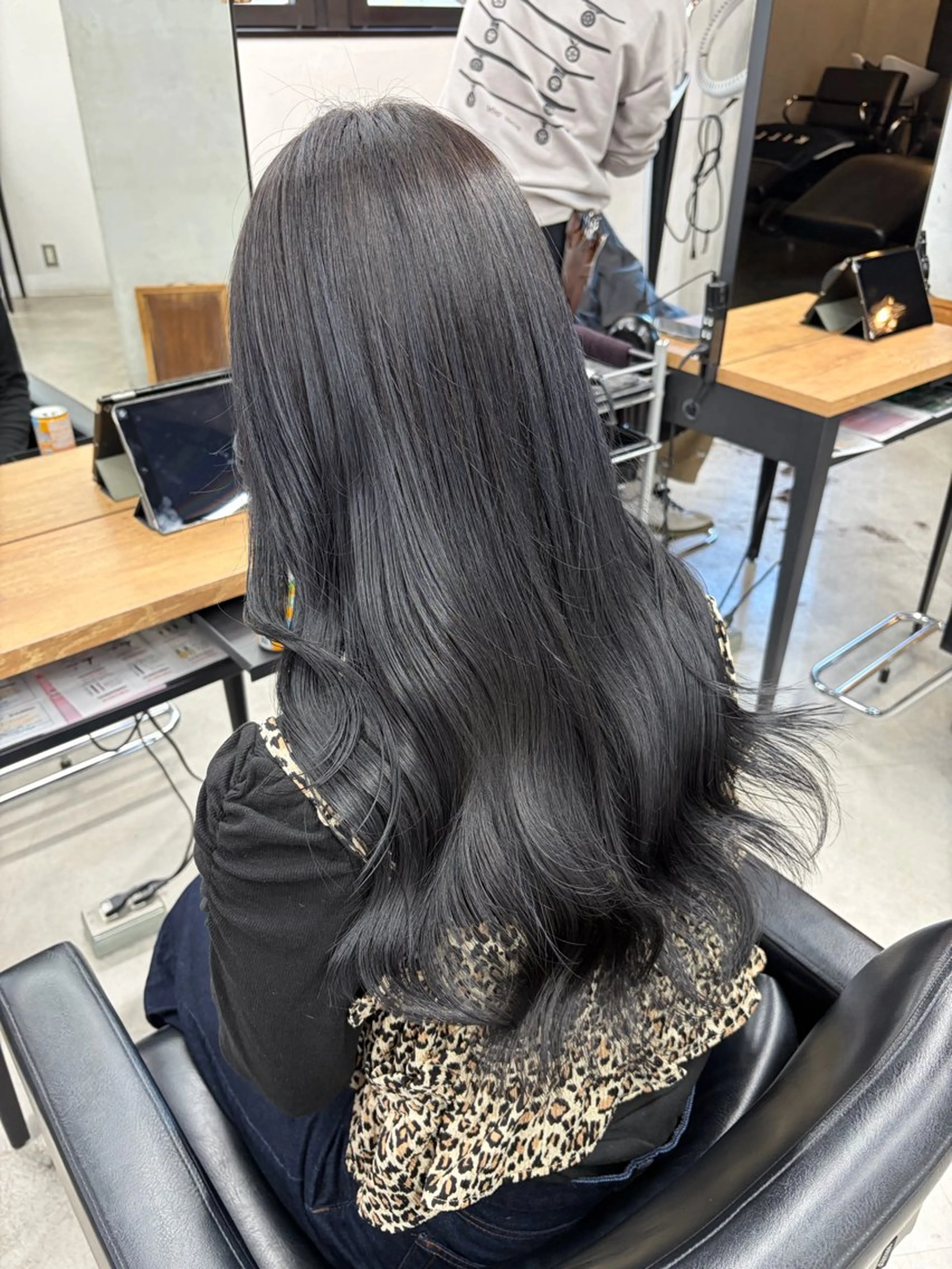 ロング カラー 黒髪 ブルーカラー ブルーブラック トリートメント ヘアカラー トリートメント RYOSUKE ハイトーンのヘアスタイル