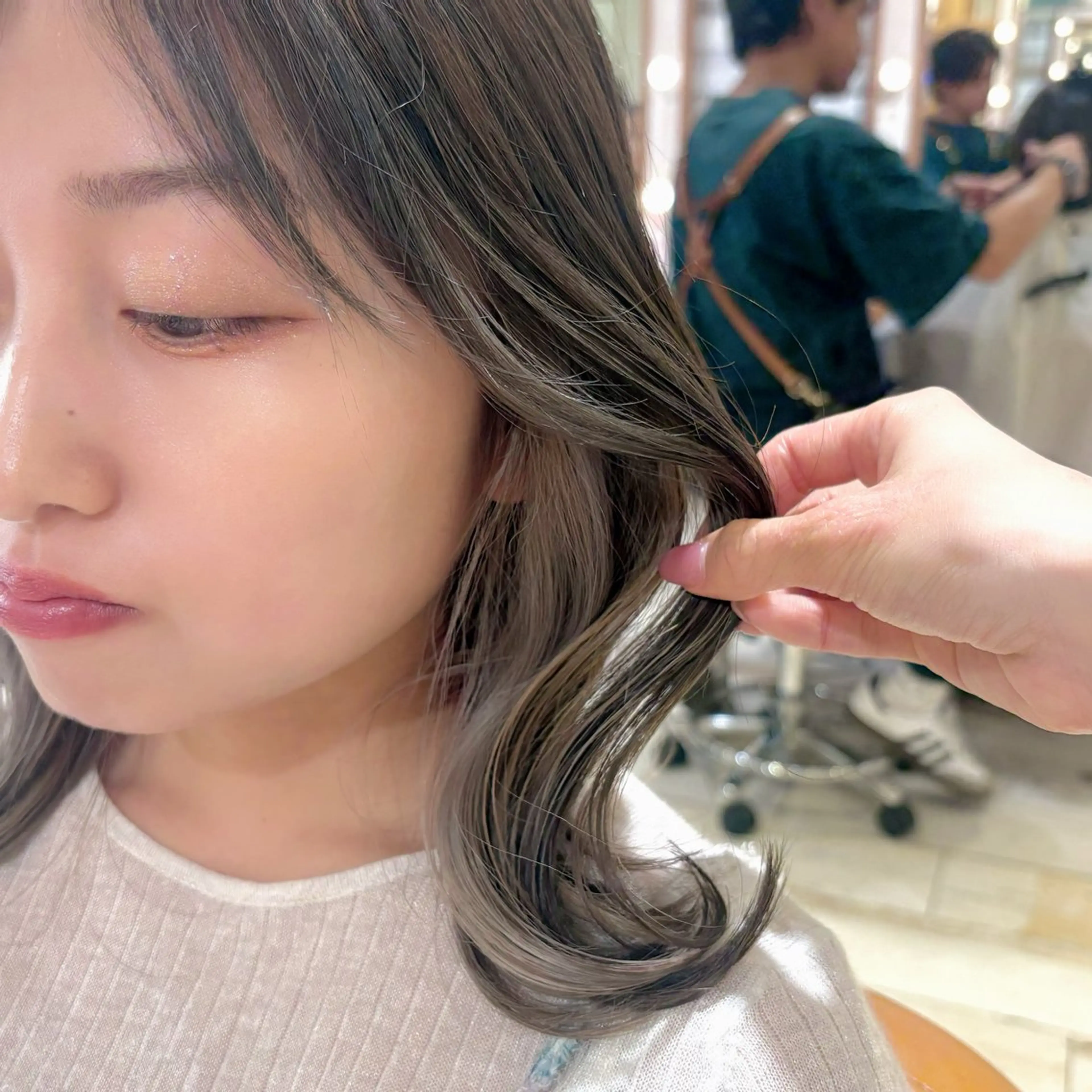 ミディアム カラー ベージュカラー イヤリングカラー ヘアカラー 🌸小島友梨香🌸 ブリーチカラーのヘアスタイル