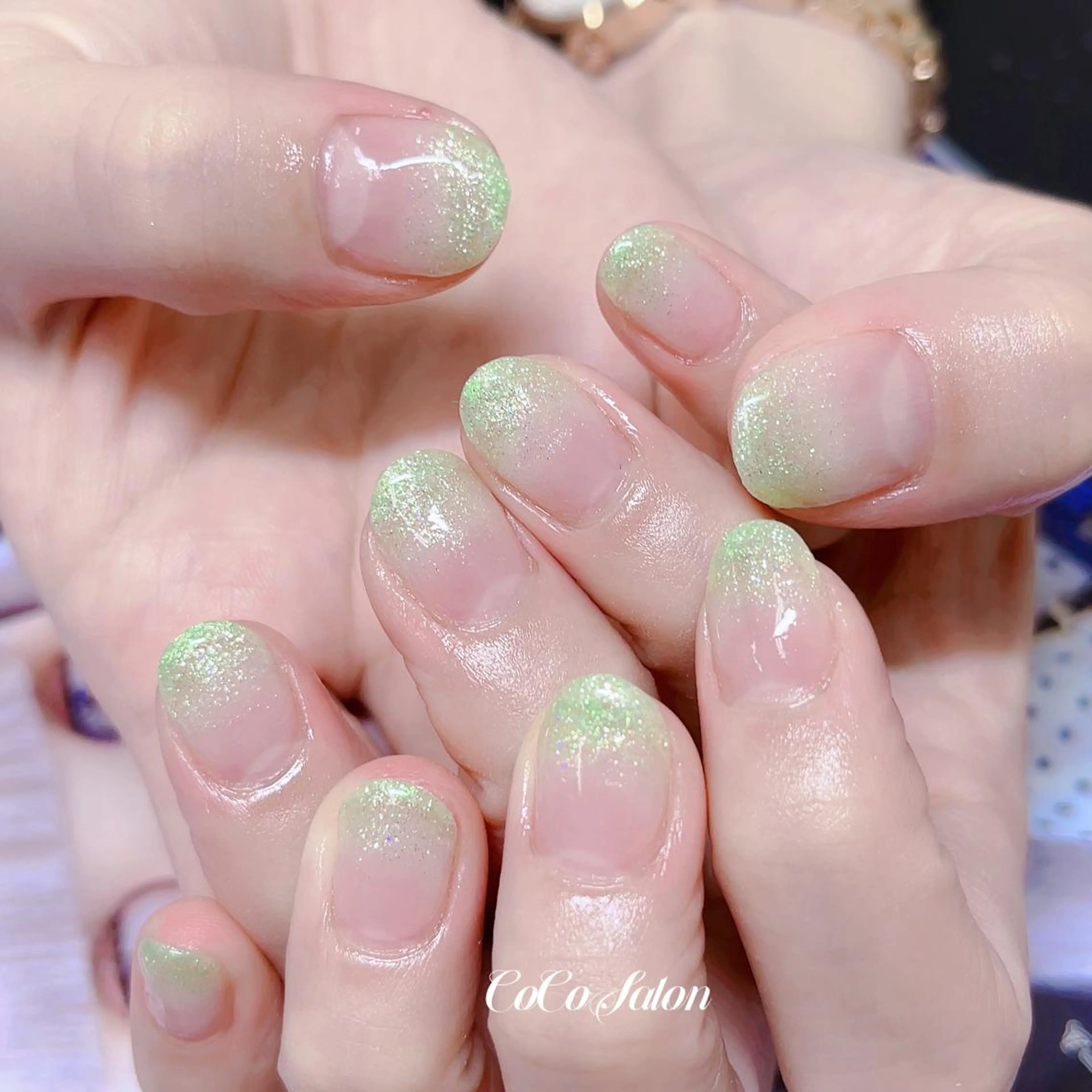 ネイル グラデーション グリーン ラメ(グリッター) ラメグラデーション パステルネイル CoCoSalon ネイル/まつ毛予約のネイルデザイン