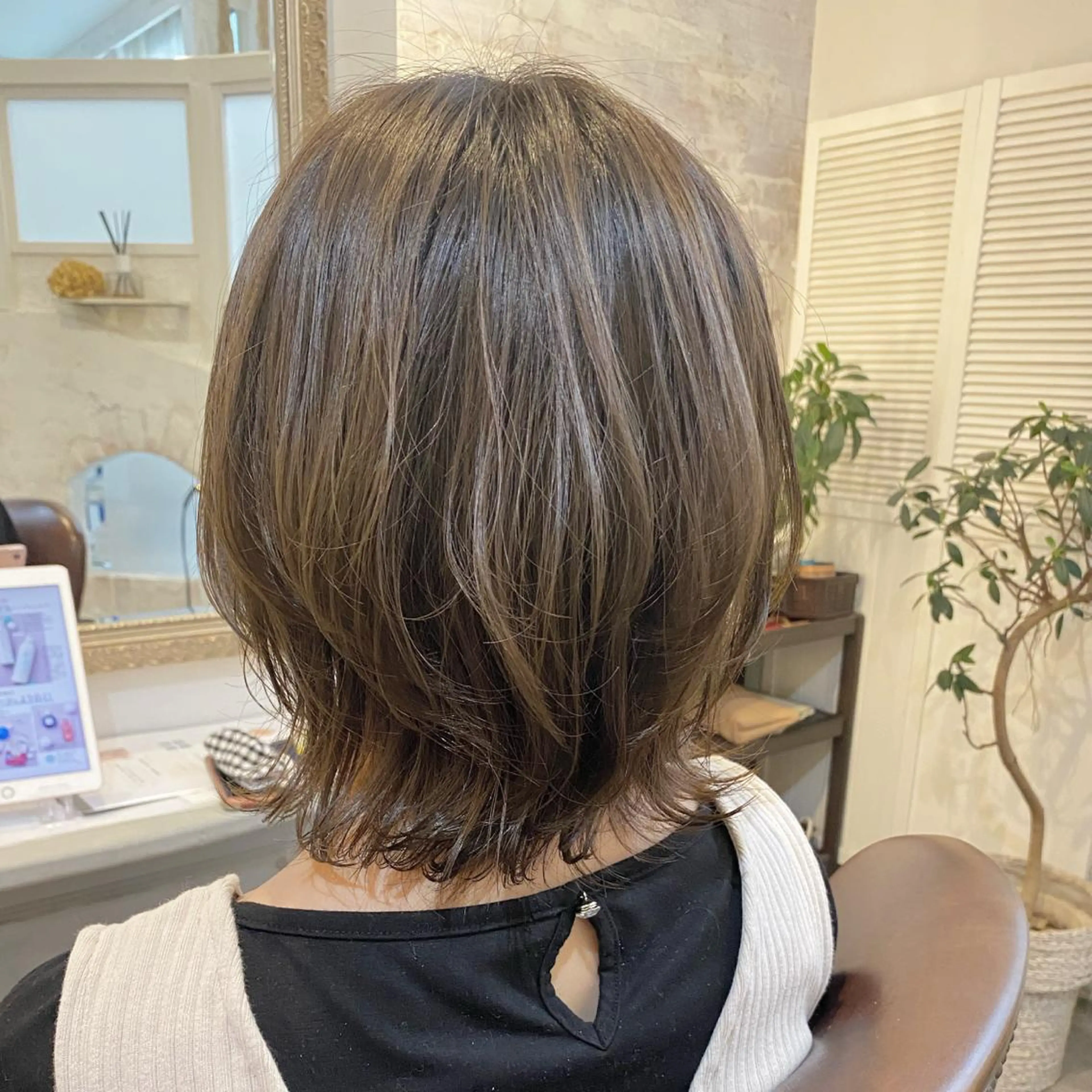 ミディアム くびれヘア レイヤーカット ウルフカット カット ヘアカラー トリートメント Un  Seul所属・福嶋 愛のヘアスタイル