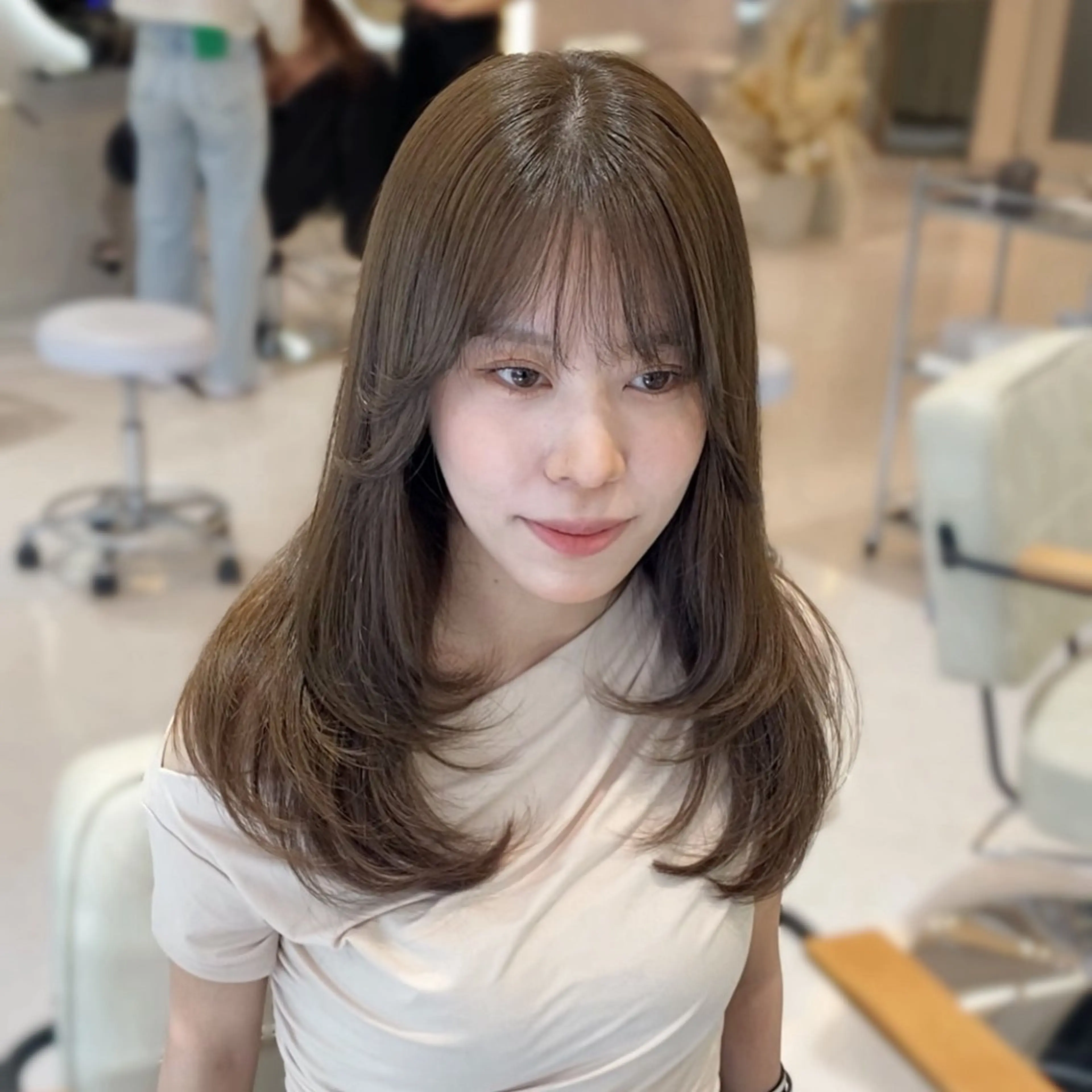 ミディアム カラー ヘアアレンジ くびれヘア 顔まわりレイヤー 韓国風ヘア レイヤーカット シースルーバング カット ヘアカラー トリートメント 韓国風レイヤーカット 💎髪質改善"yuiのヘアスタイル