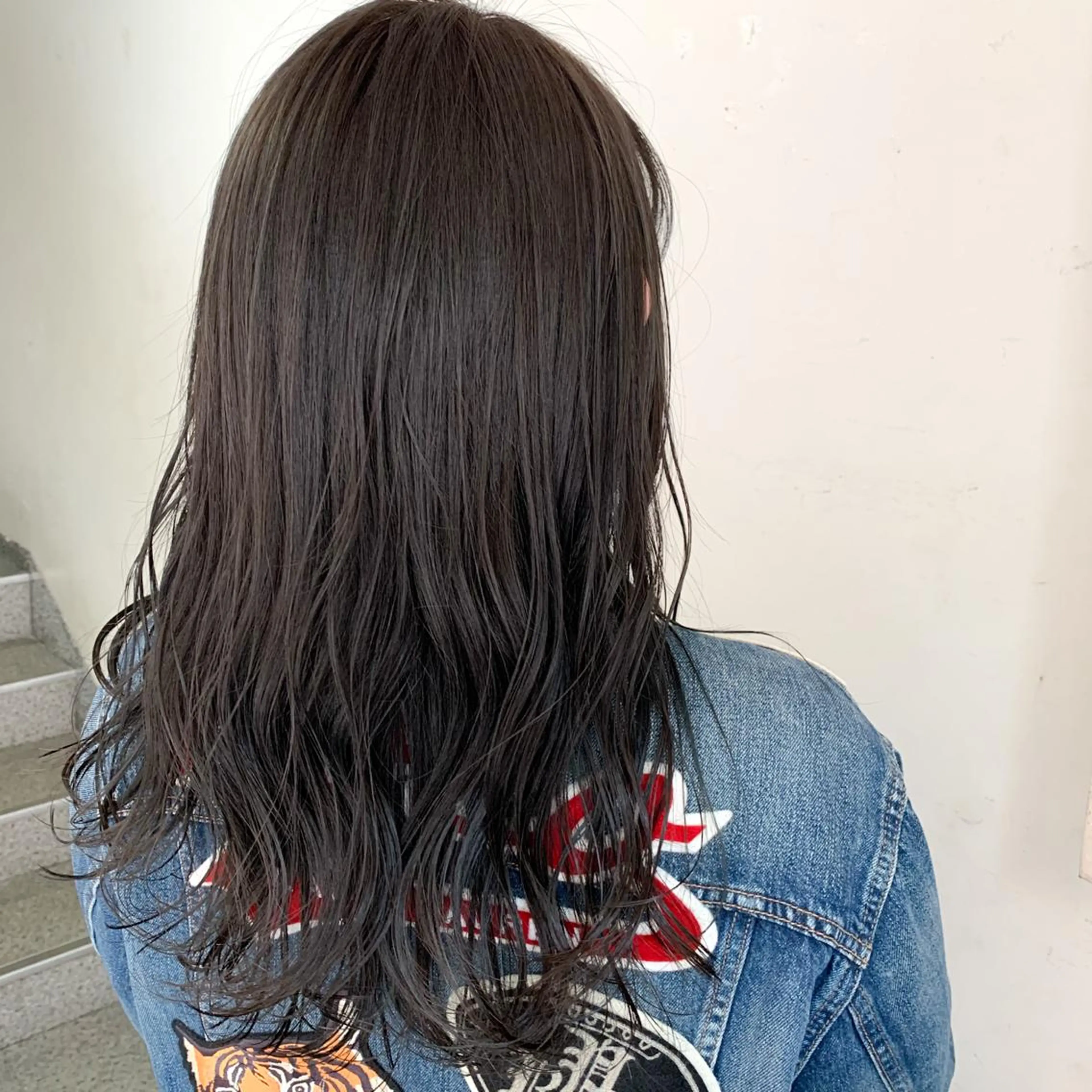 ロング カラー ダークグレー ダークグレージュ グレージュ ヘアカラー トリートメント 切りっぱなしボブ ソノキユウカのヘアスタイル