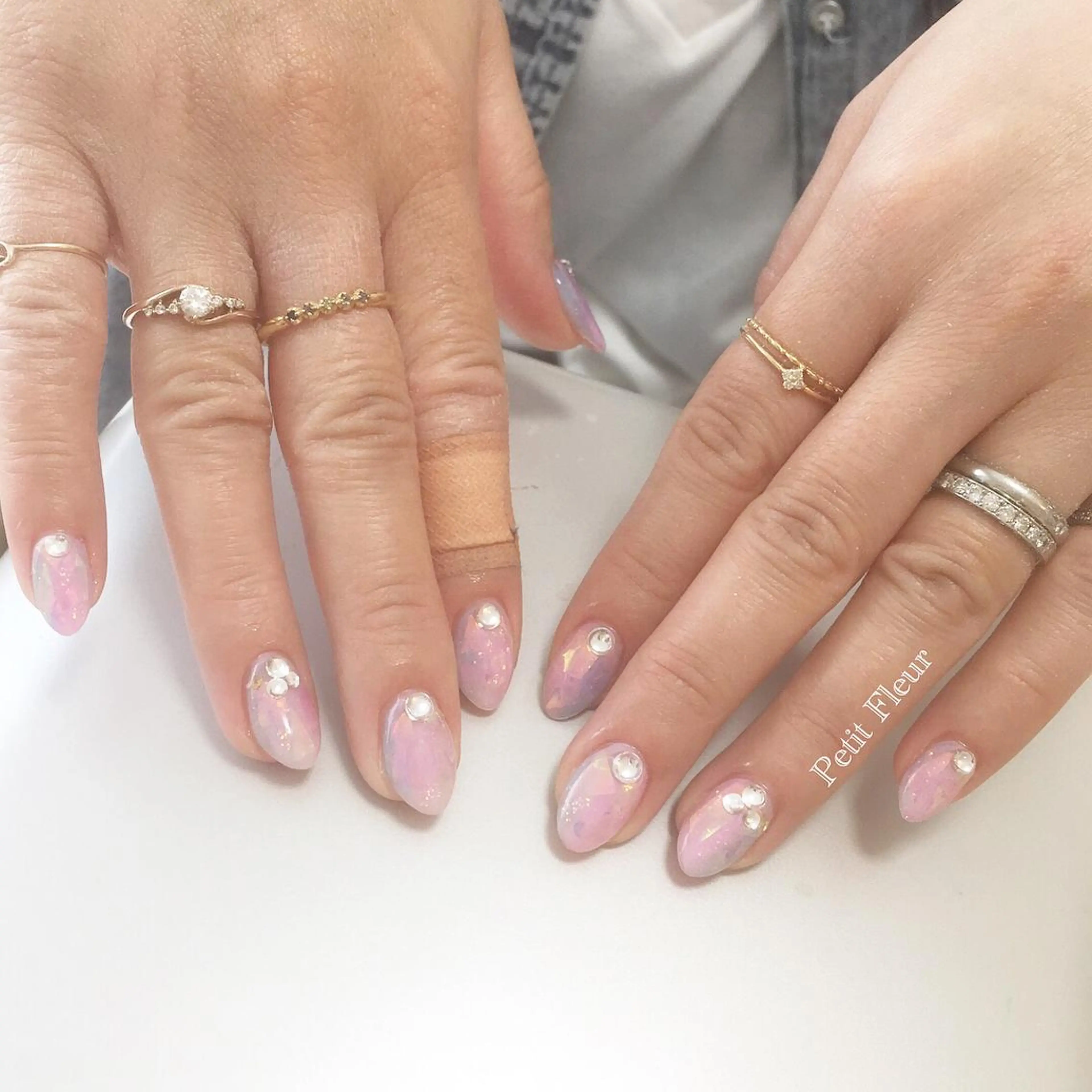 ネイル クリアネイル ホログラムネイル キラキラネイル ラメ(グリッター) ピンク Petit Fleur所属・青柳 亜梨奈のマツエク・マツパデザイン