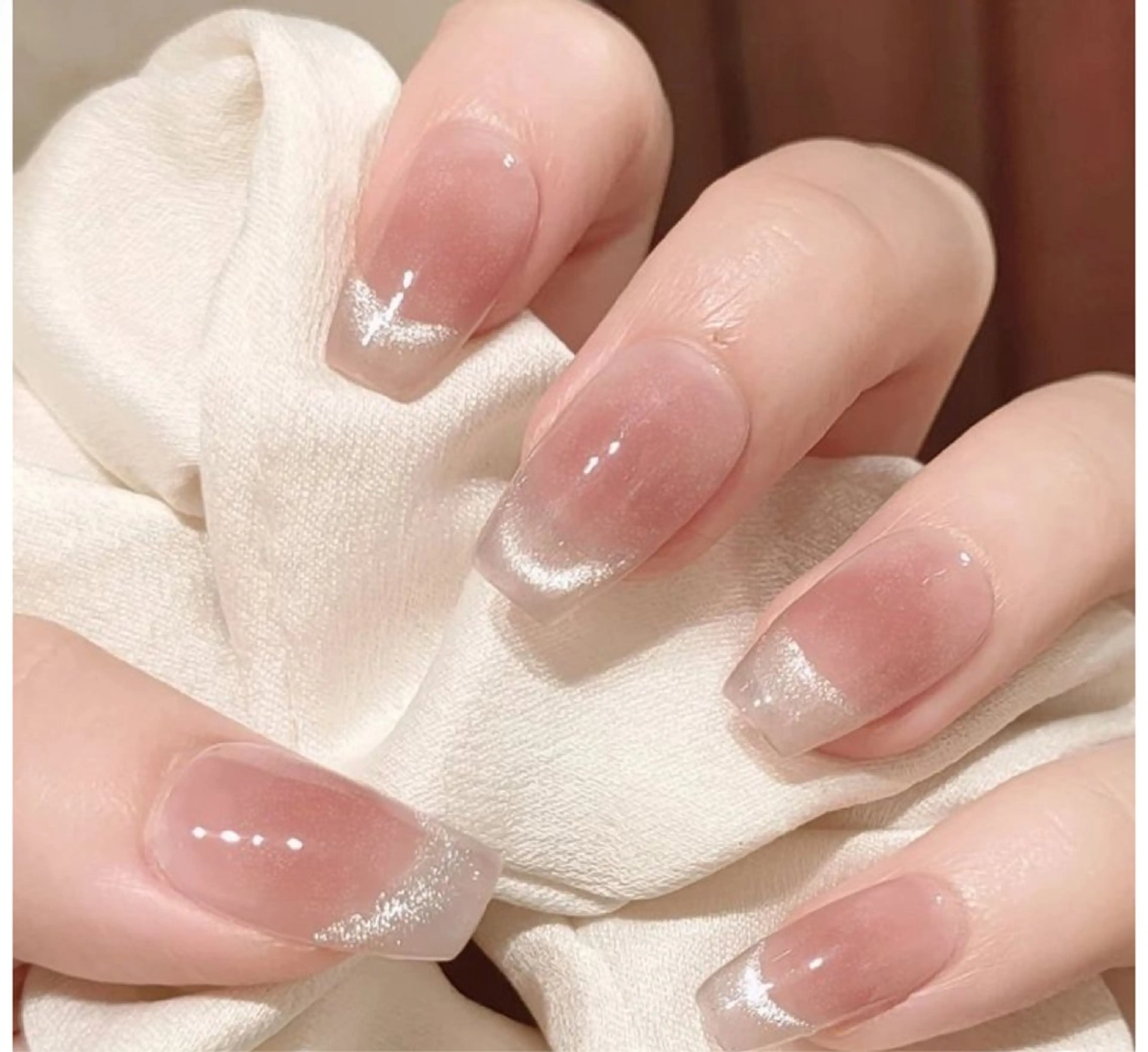 🌟人気上昇中🌟チークネイル➕マグネットフレンチ　上品なデザイン　ストン４個無料の写真