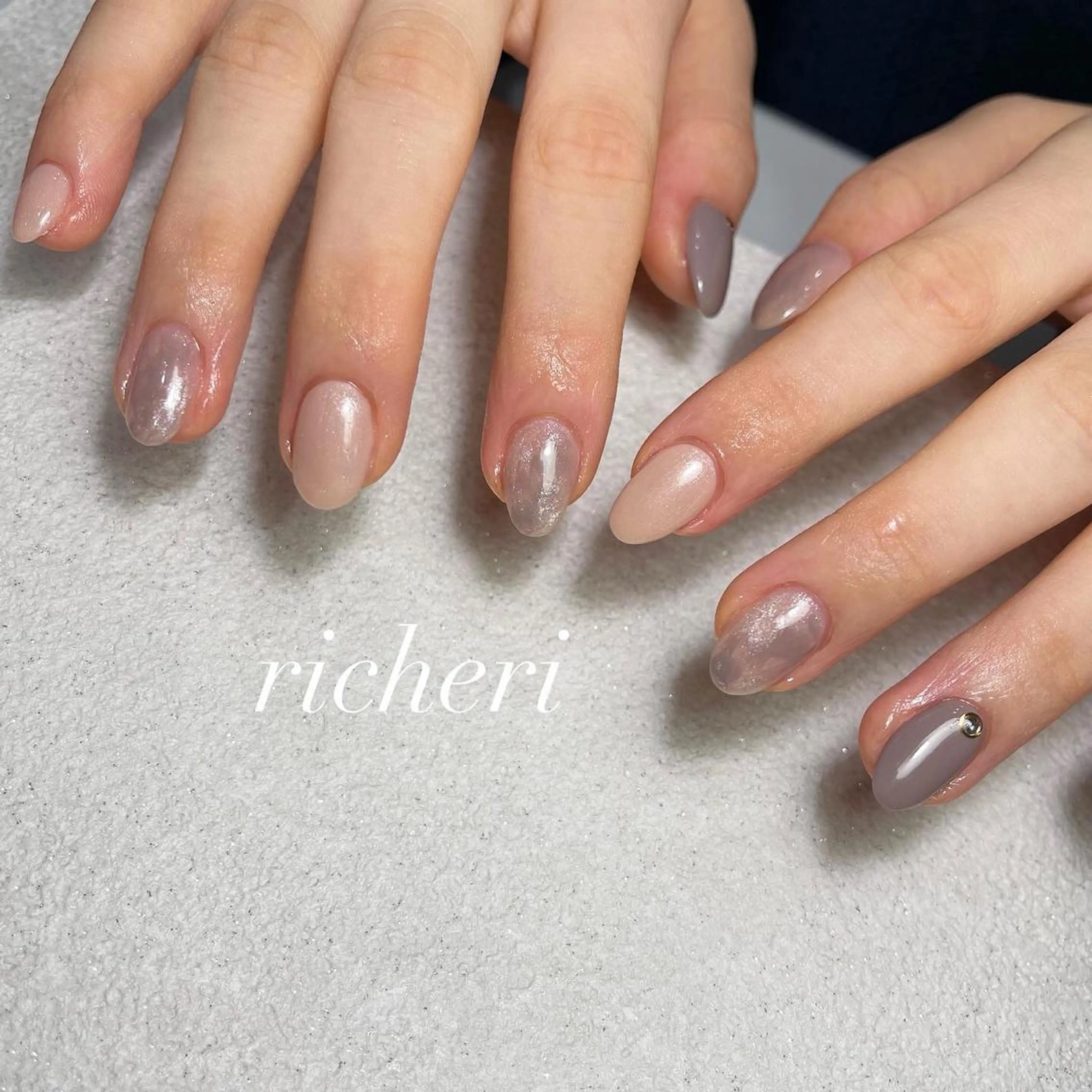 ミディアム ネイル 韓国風ヘア アートネイル フレンチネイル ジェルネイル ガラスフレンチ richeri beautyのエステ・リラクイメージ