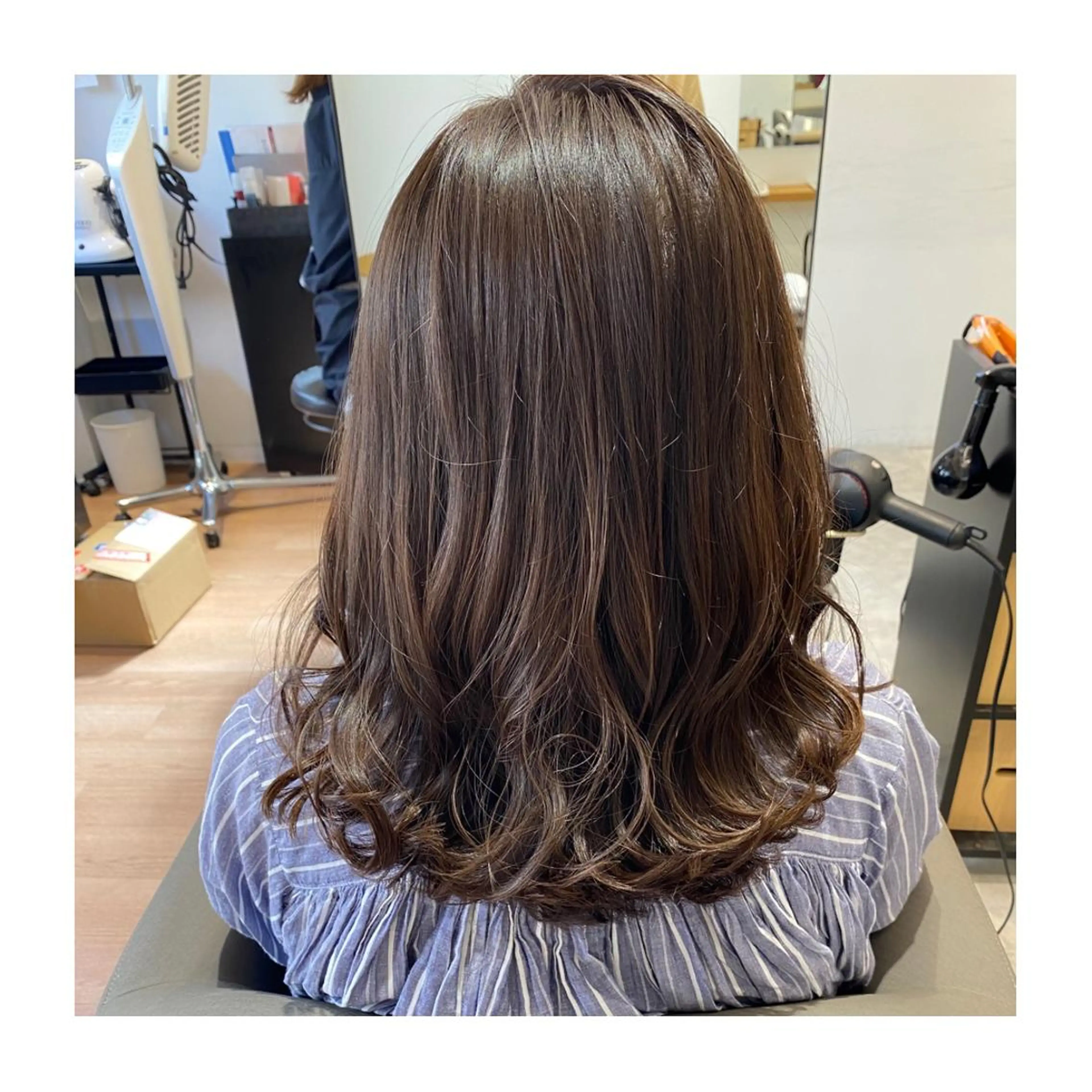 セミロング アッシュ アッシュブラウン カット ヘアカラー 小國 綾かのヘアスタイル