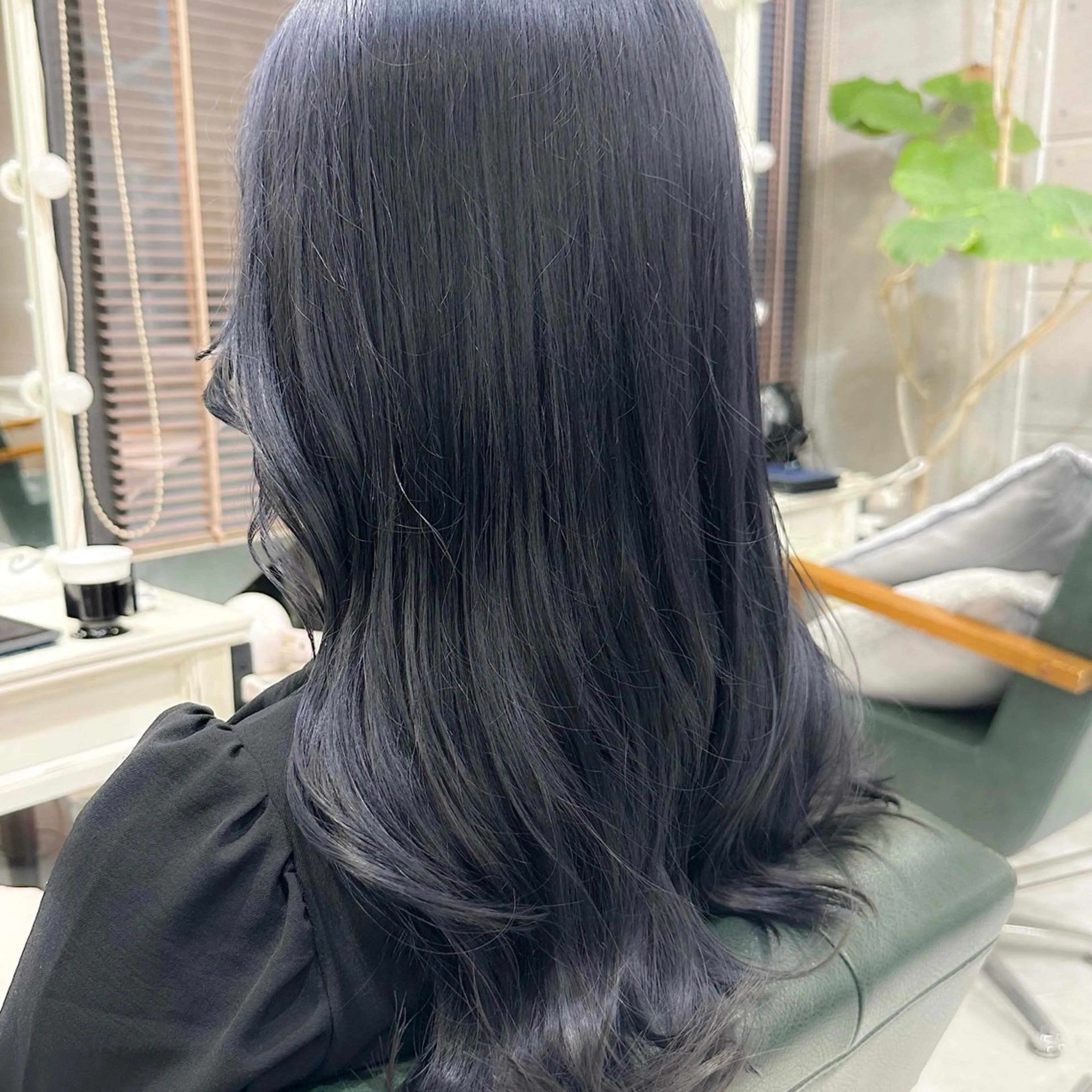 ロング カラー ブリーチ ダークグレー デザインカラー グレージュ ハイトーンカラー カット ヘアカラー トリートメント ヘアセット DAYS Men’sのヘアスタイル