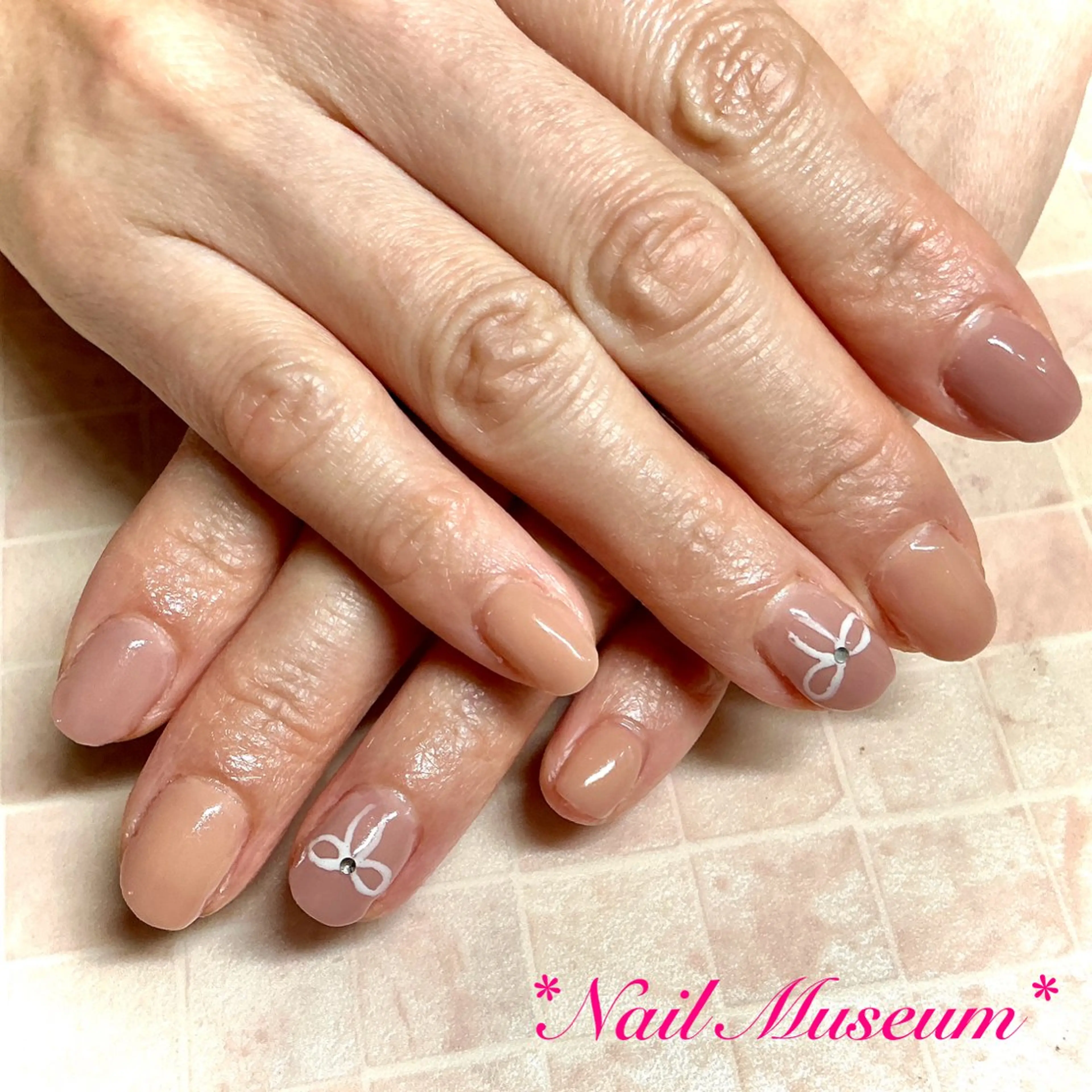 ネイル ブルー ジェルネイル ワンカラーネイル パラジェル リボン ハンドネイル nailmuseum KAMATARIのネイルデザイン