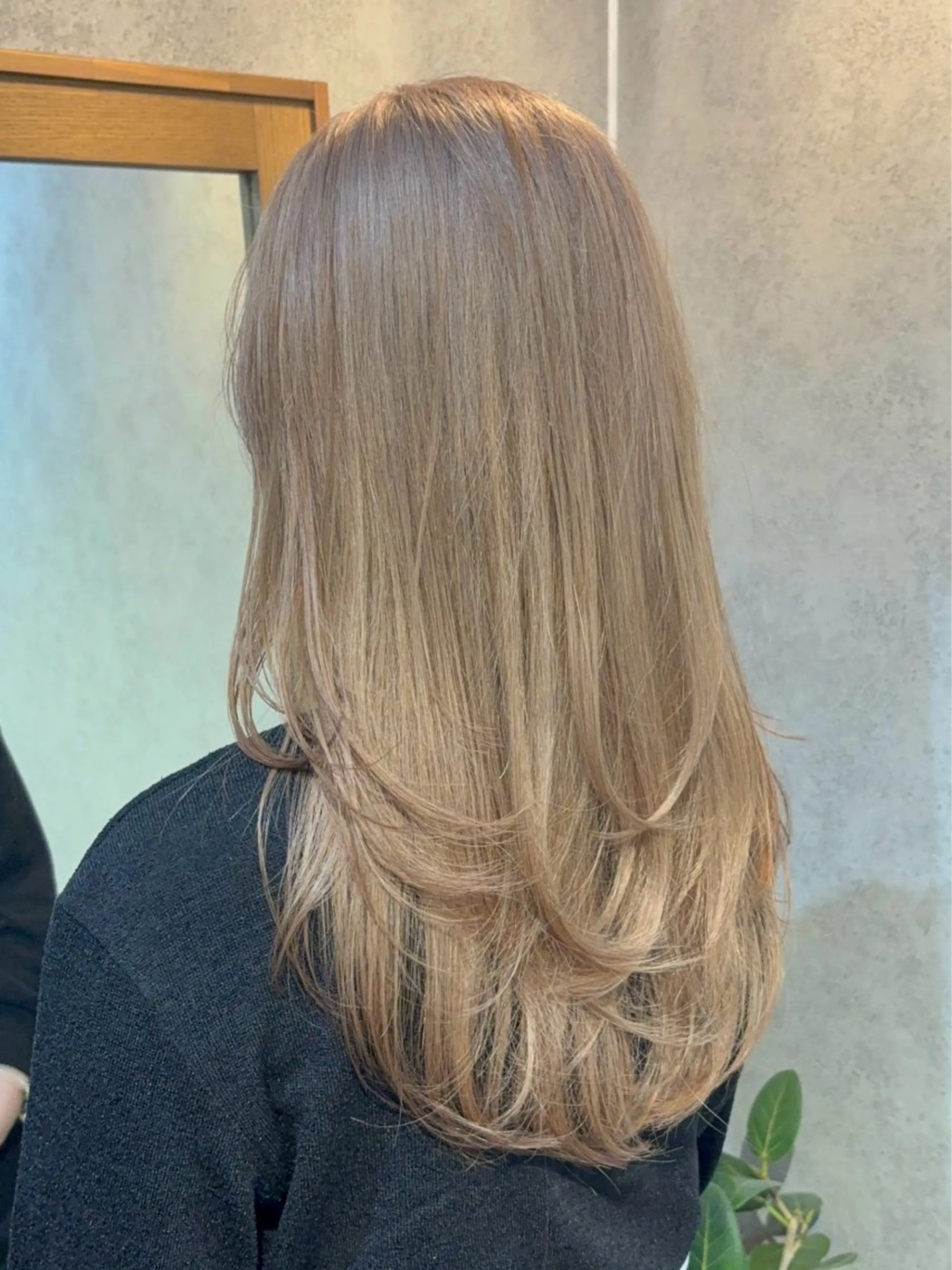 ロング カラー 赤みオフの透明感職人 /ケア重視の美髪施術のヘアスタイル