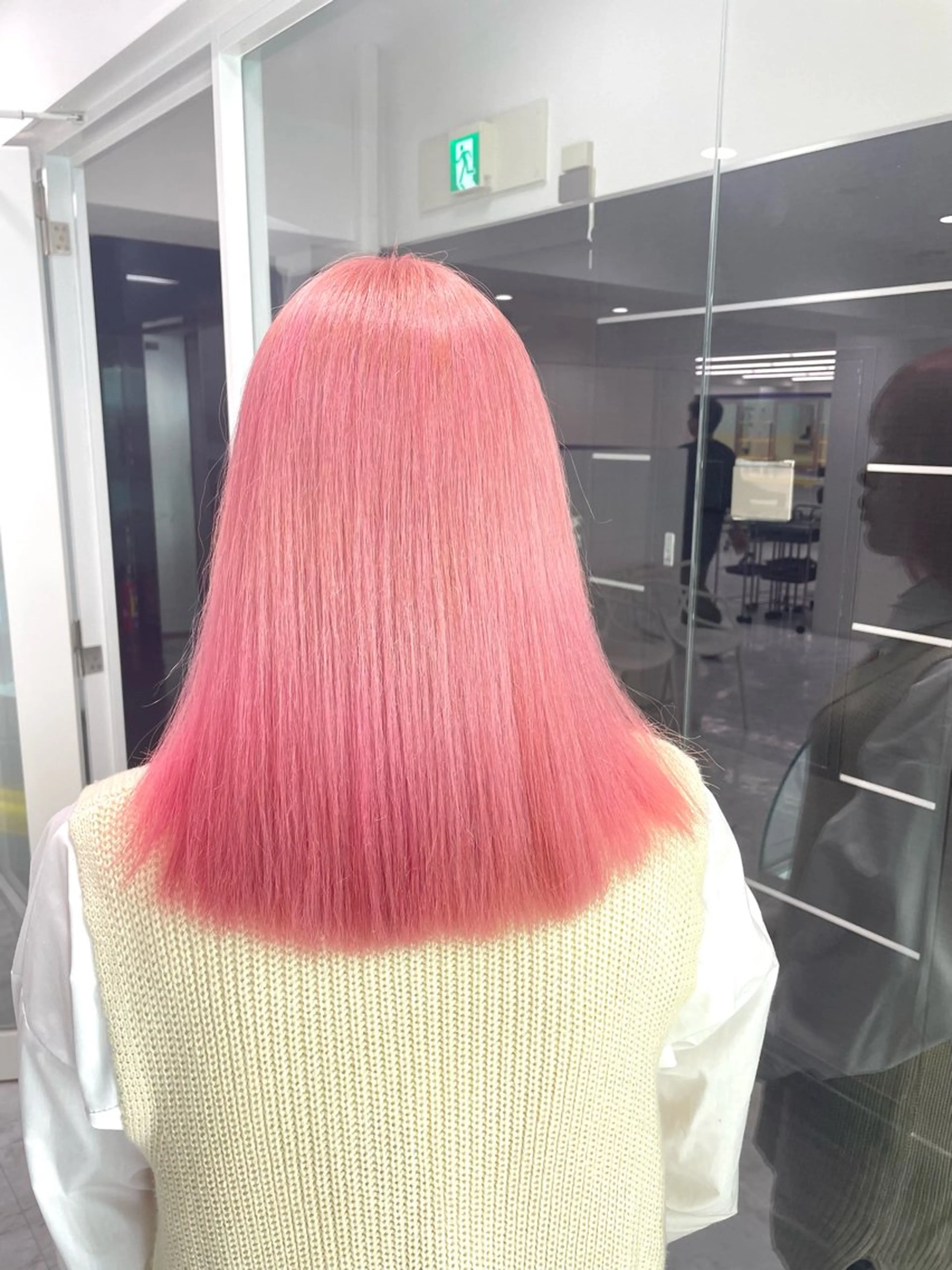 セミロング カラー ヘアアレンジ ハイトーンカラー ピンクカラー ヘアカラー パーマ トリートメント ヘッドスパ ヘアセット 顔まわりカット の達人のヘアスタイル