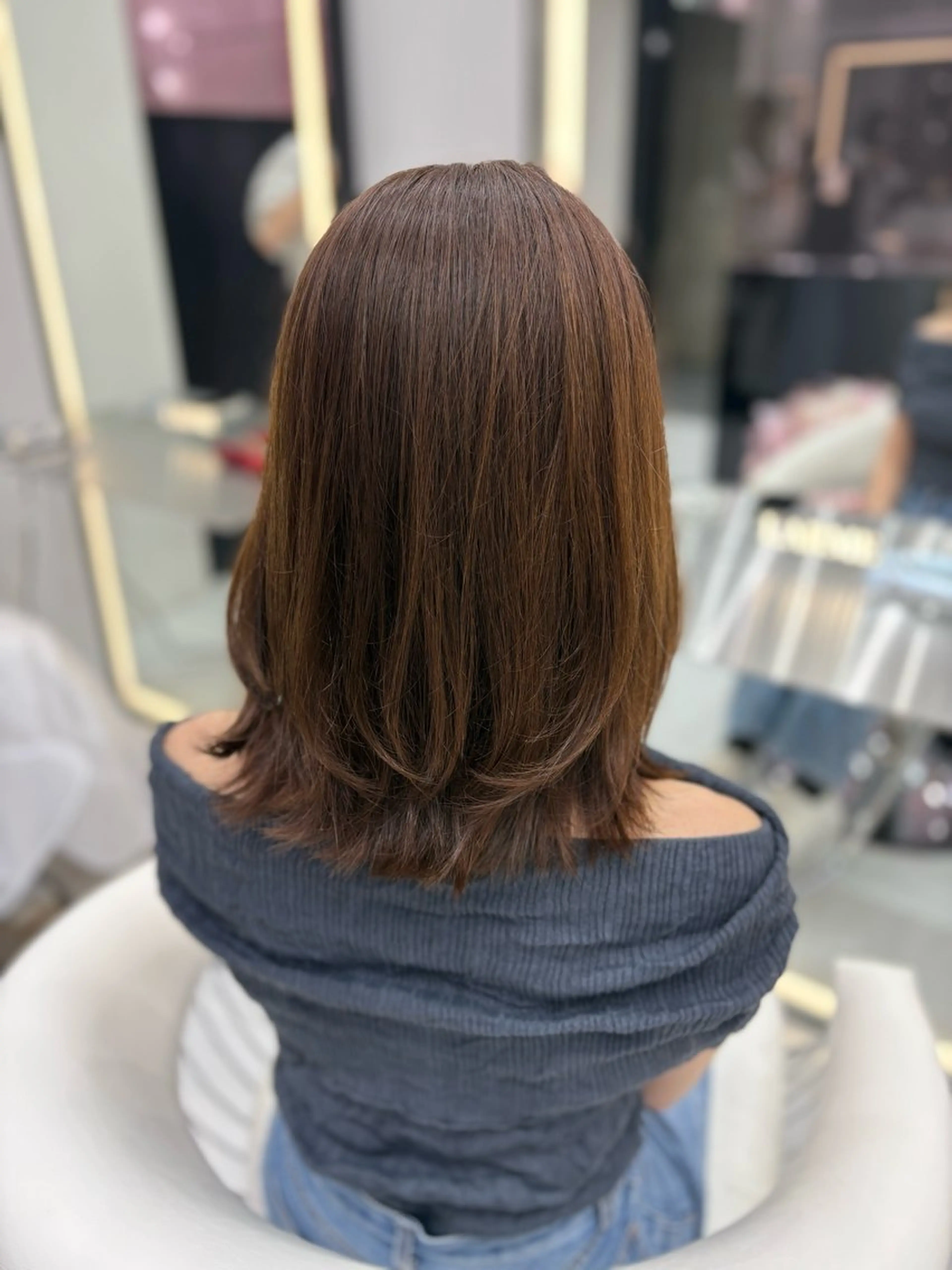 ミディアム カラー ミディアムレイヤー ベージュカラー くびれヘア レイヤーカット カット ヘアカラー トリートメント ヘッドスパ 新宿/韓国ヘア 中明度カラー/かやのヘアスタイル