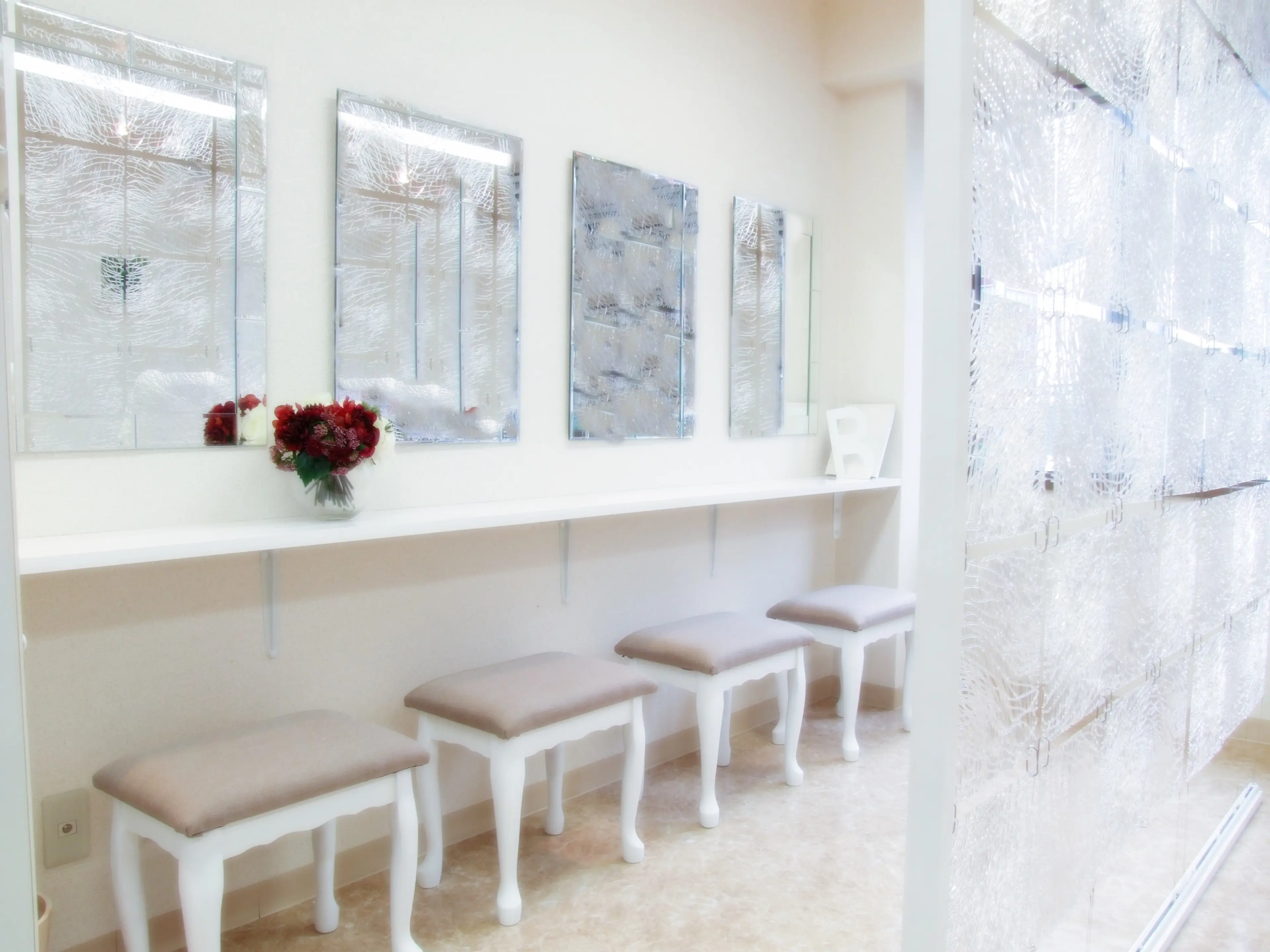 ロイヤルアイラッシュの内観・外観1