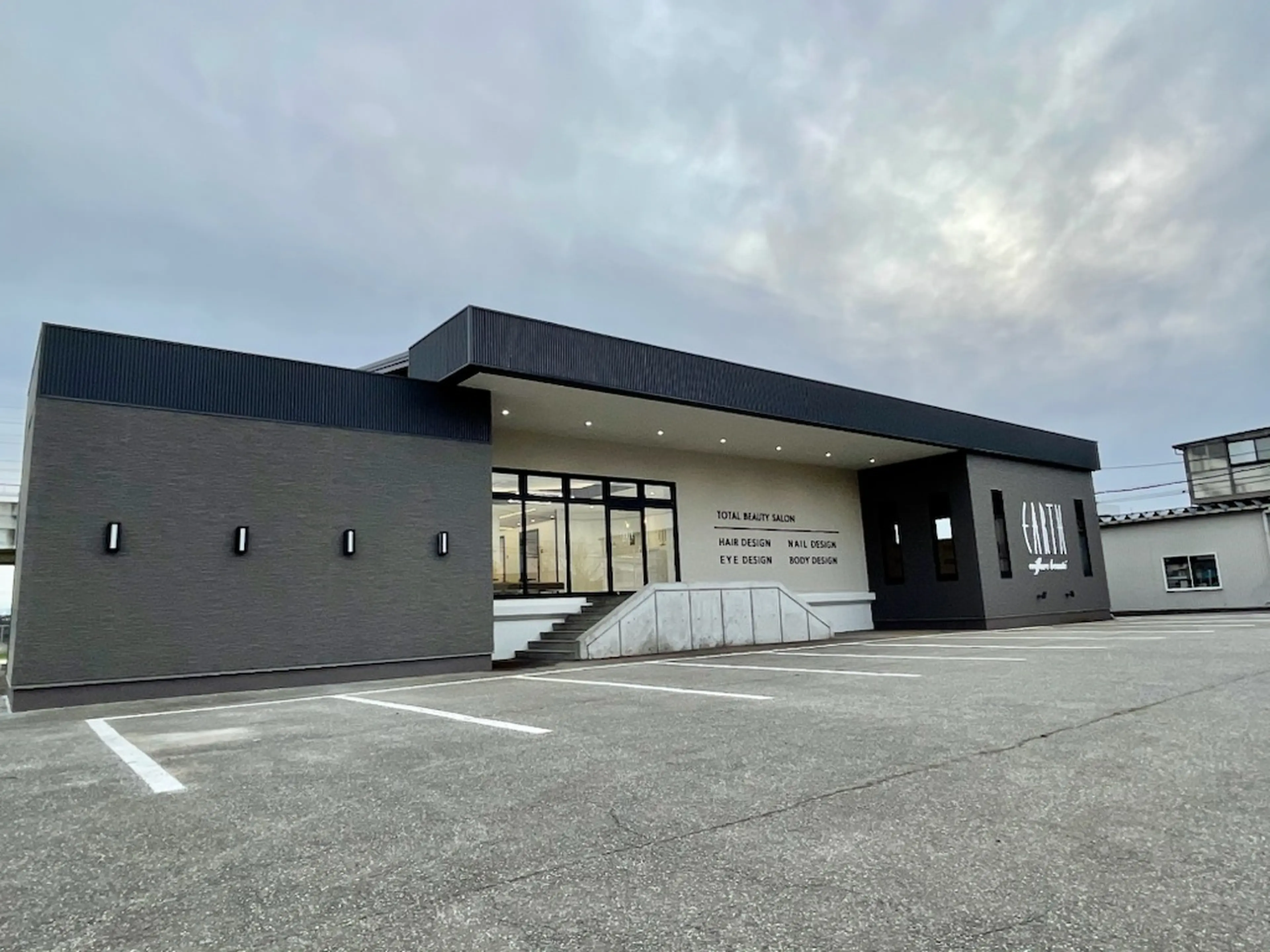 EARTH高岡店の内観・外観1