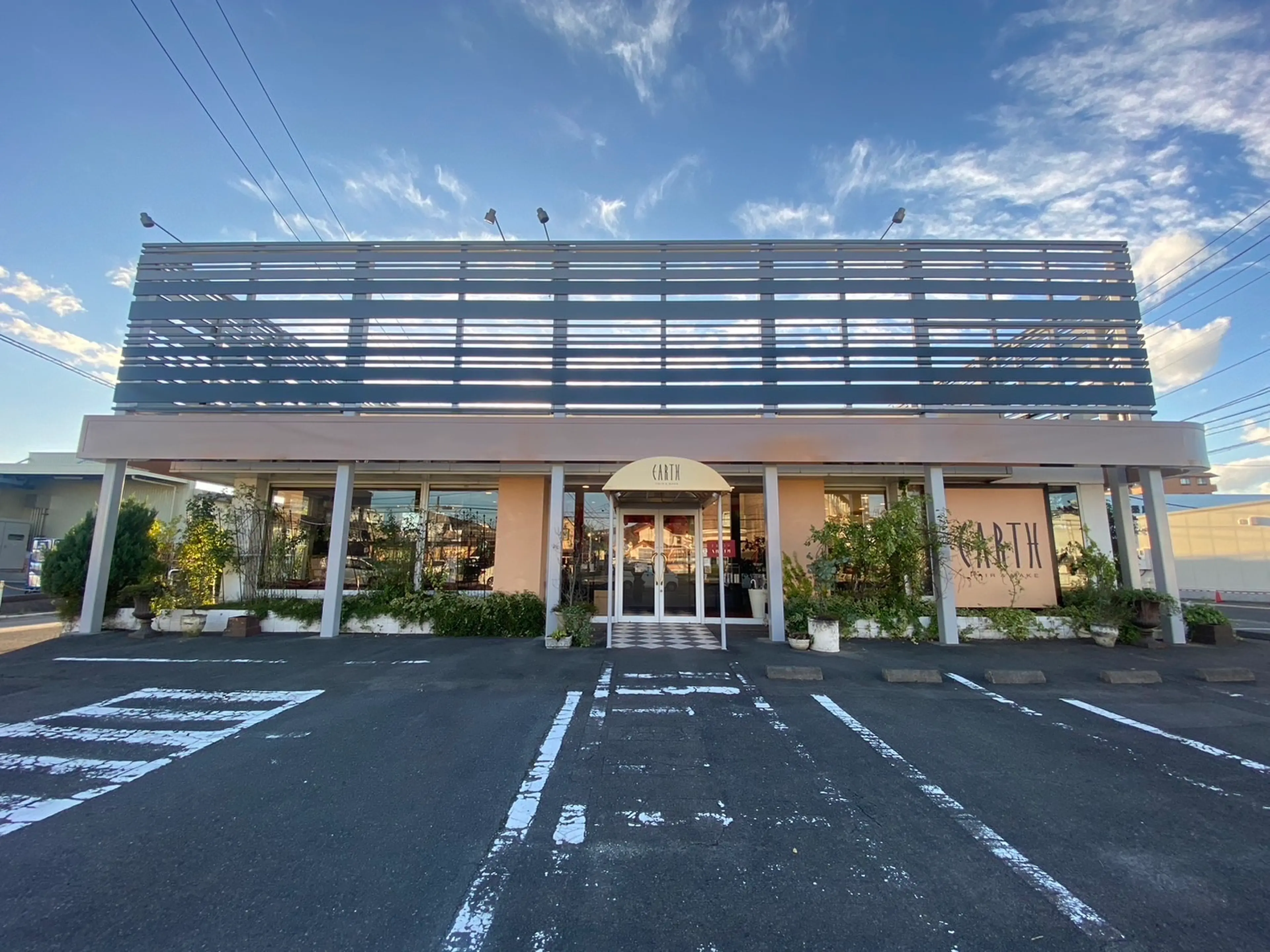 HAIR&MAKE EARTH 南福島店の内観・外観1