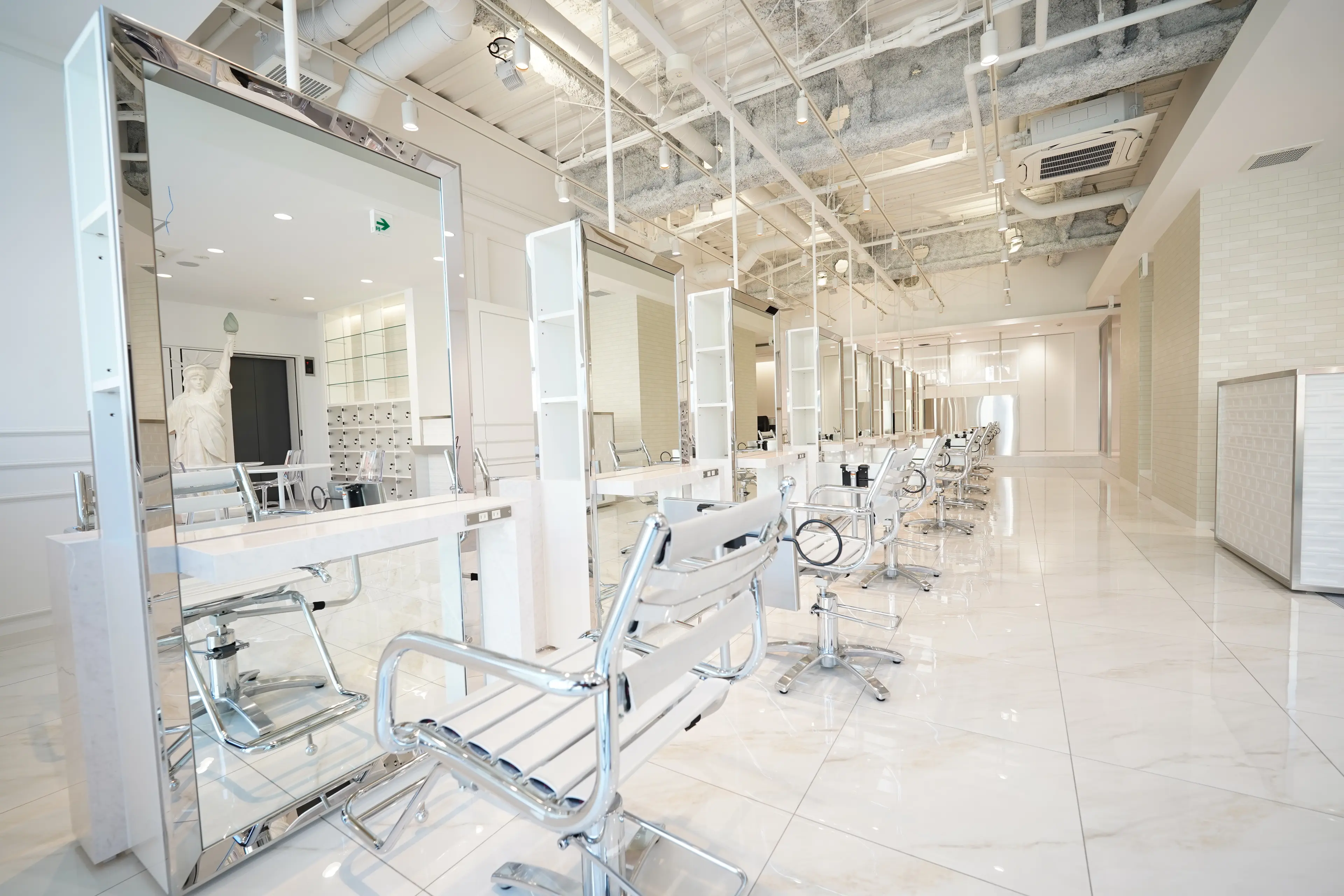 NYNY姫路本店の内観・外観1