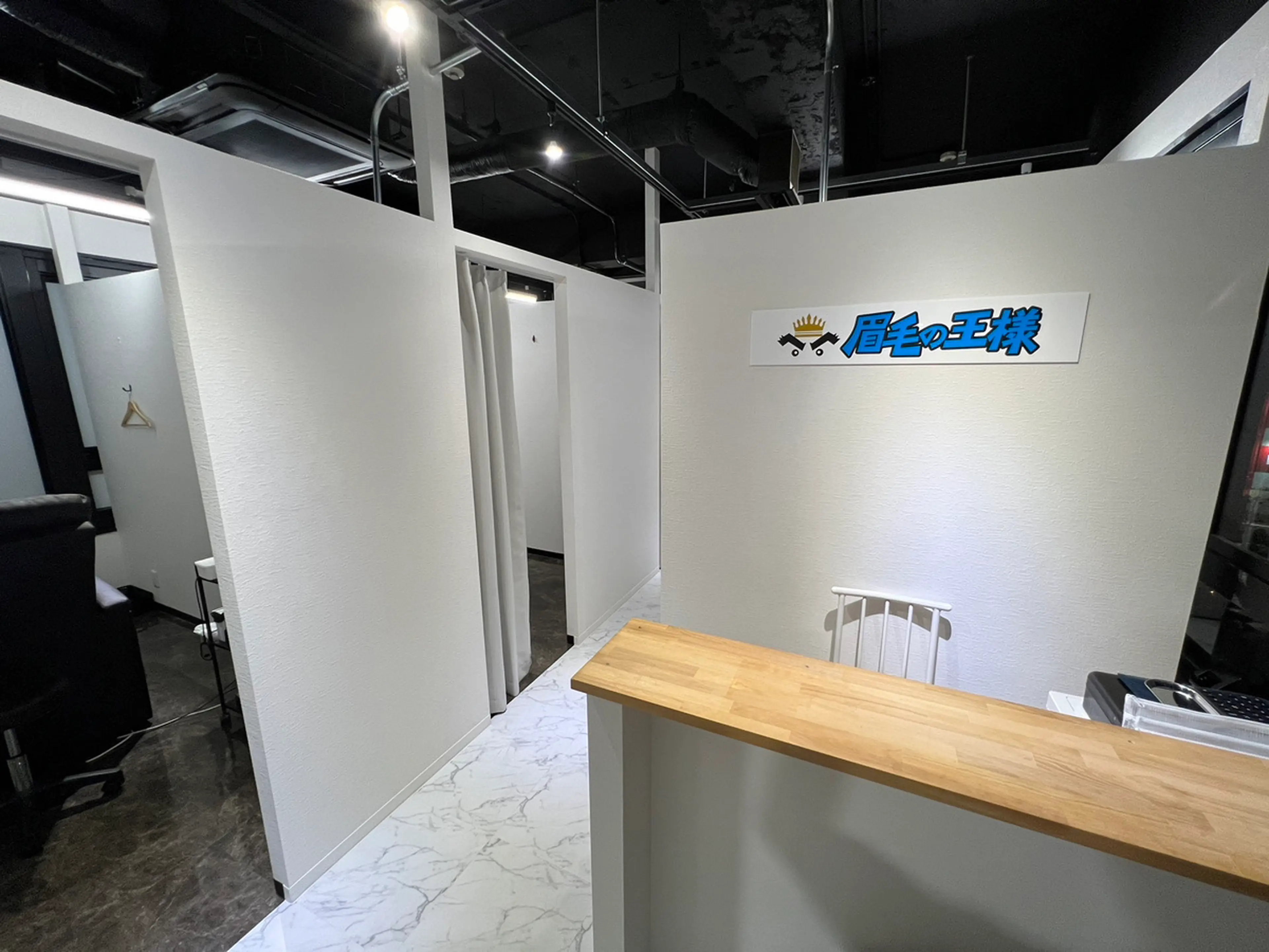 眉毛の王様 梅田店の内観・外観2