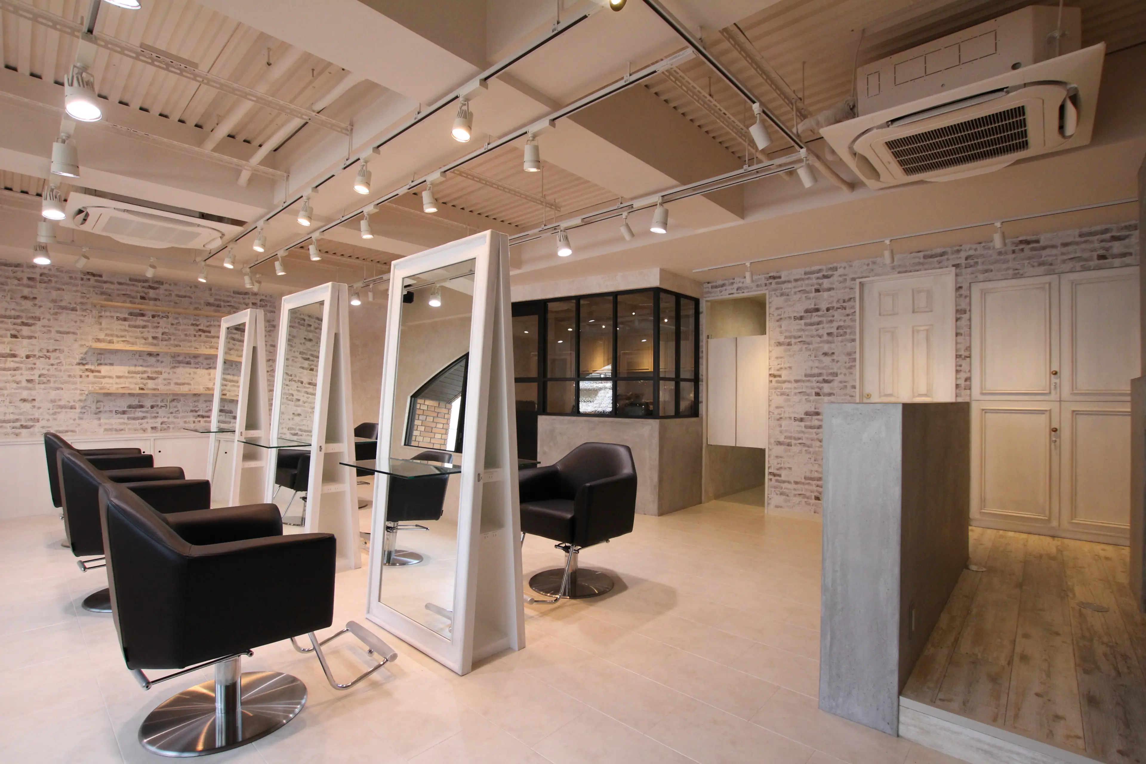 CUT IN SHY心斎橋店の内観・外観2