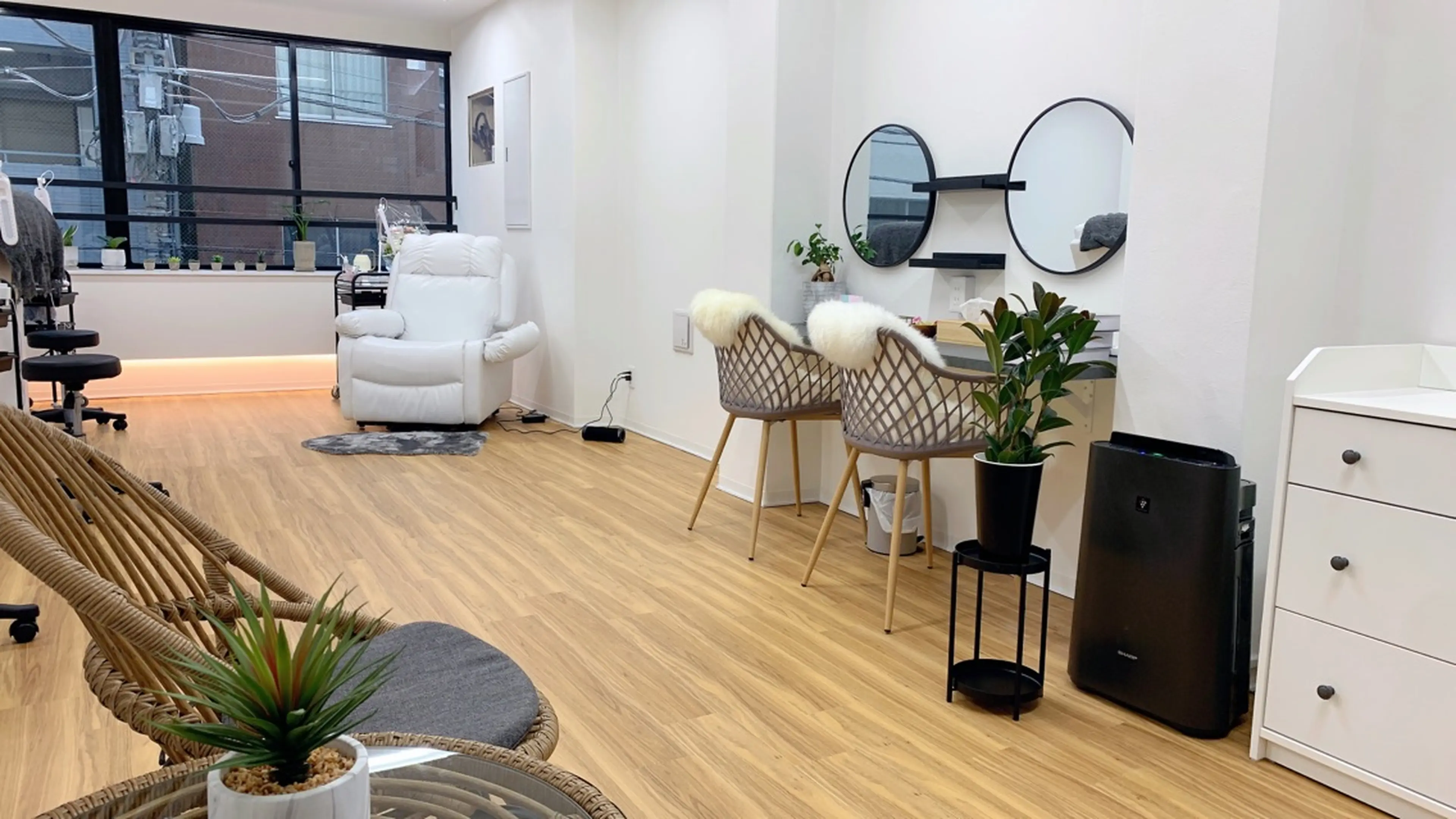 C.O.B 新宿御苑前店の内観・外観1