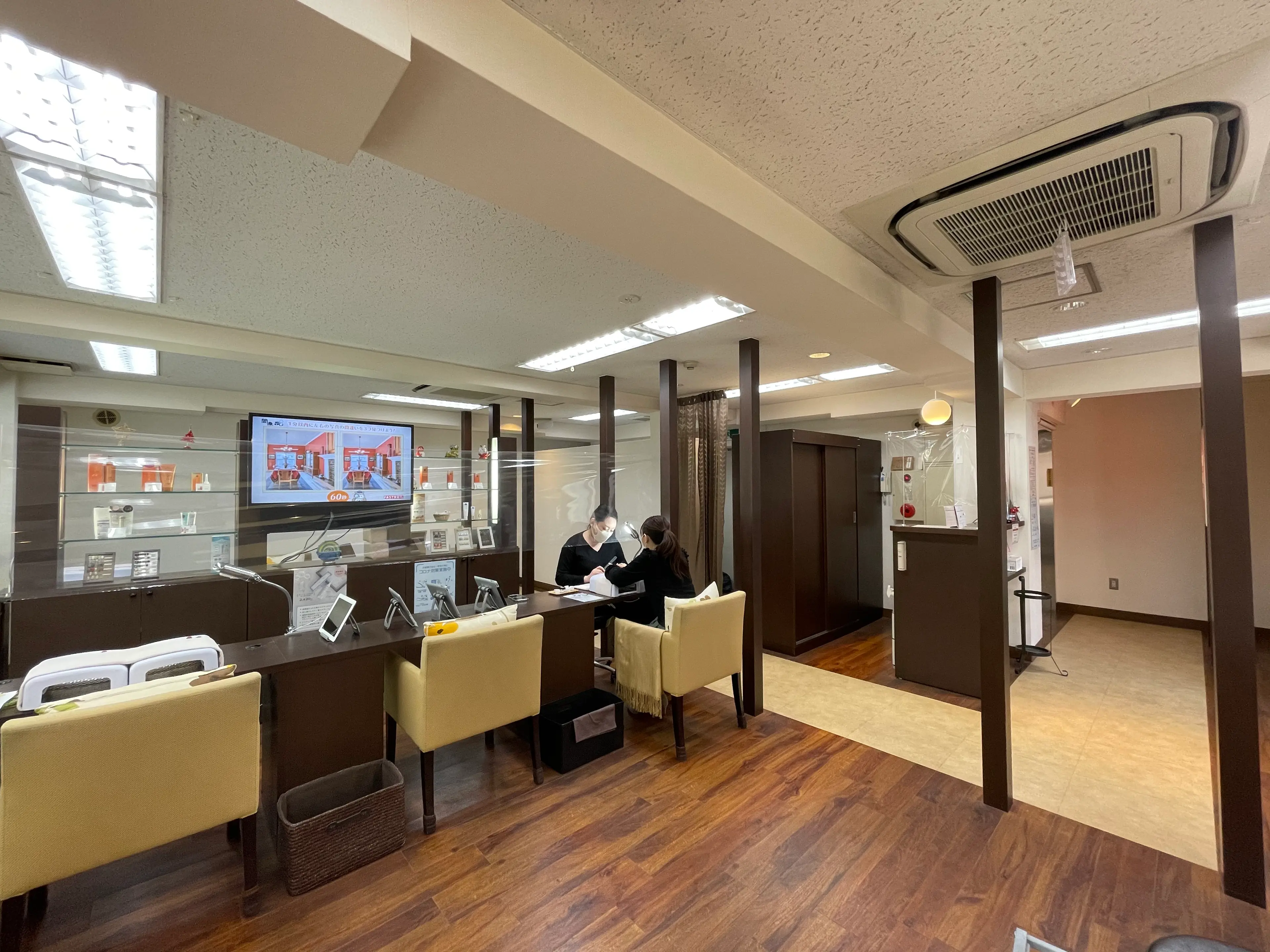 ファストネイルプラス新宿店の内観・外観1