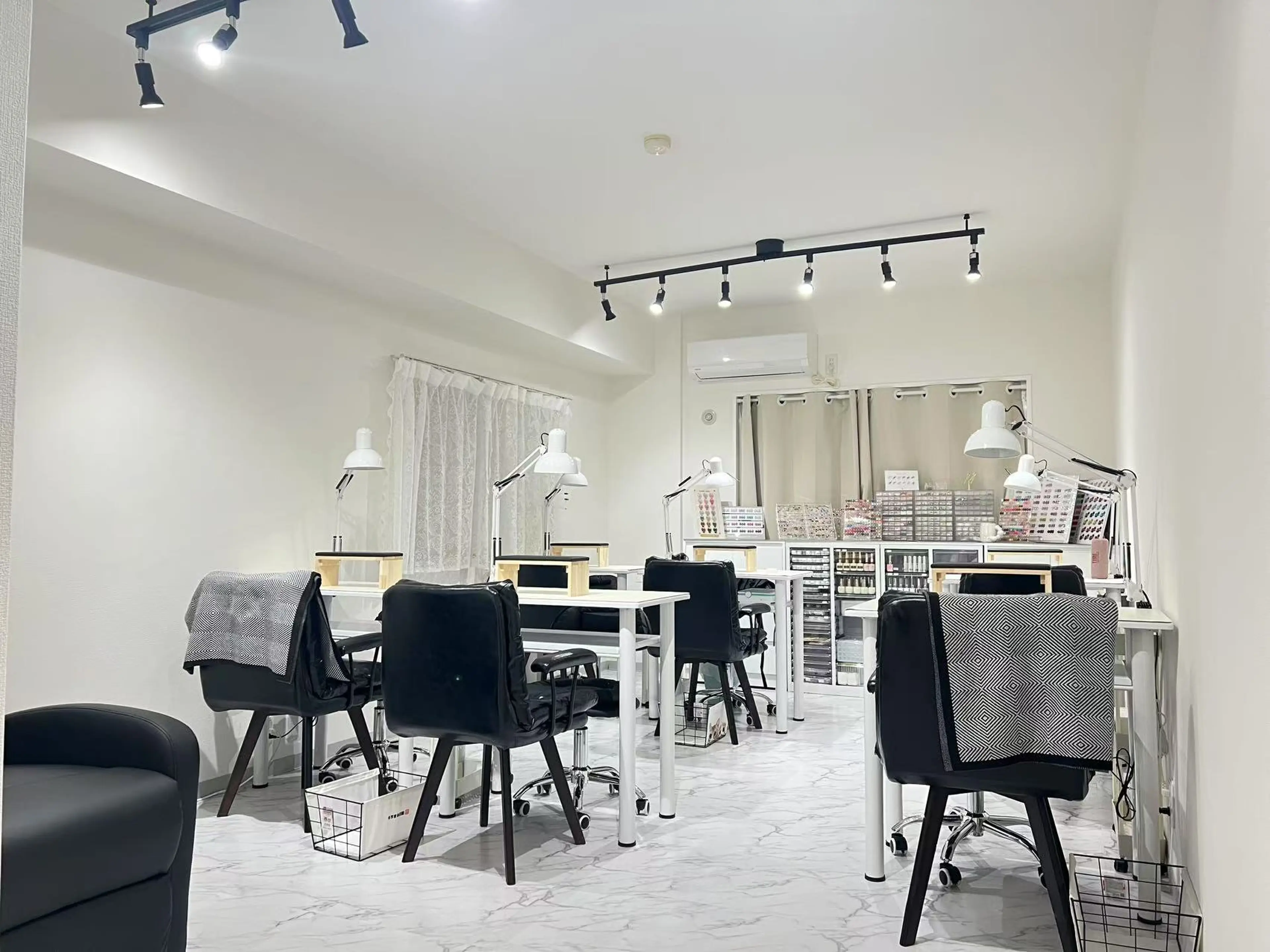 YUAN.Nailの内観・外観1