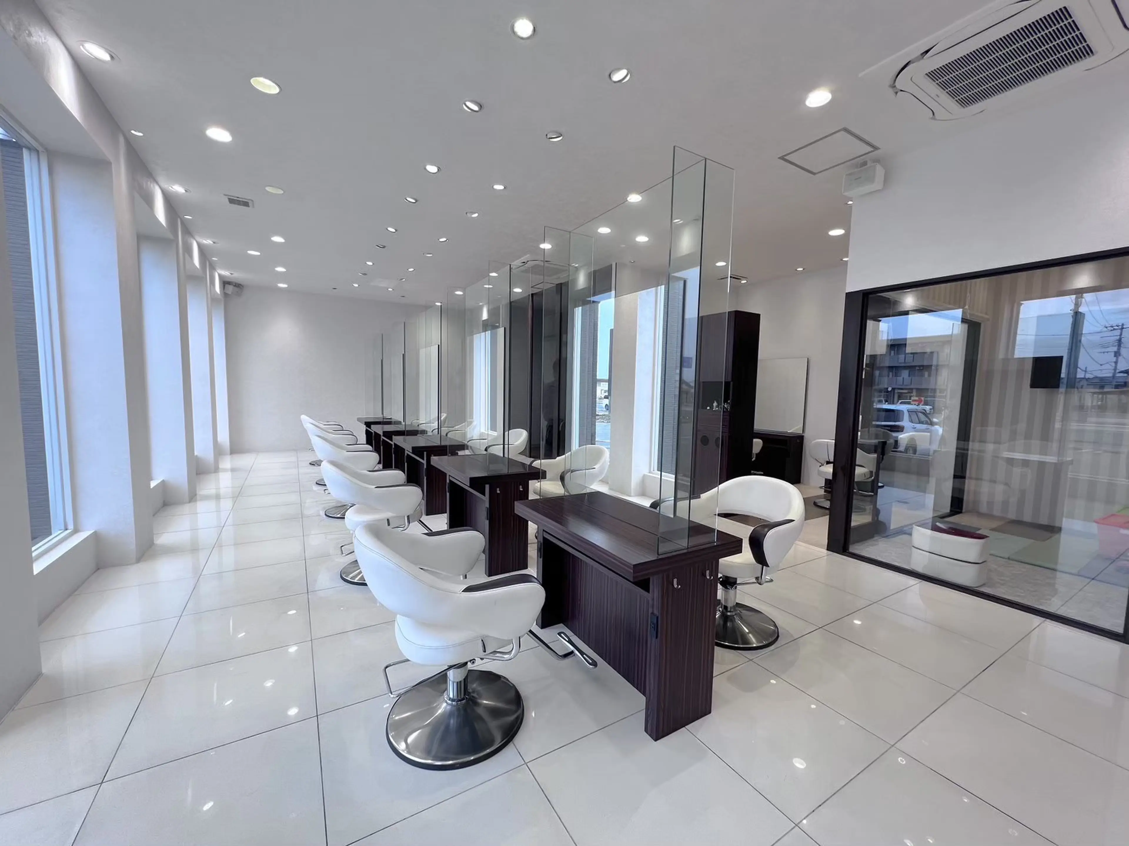 HAIR&MAKE EARTH高崎店の内観・外観2