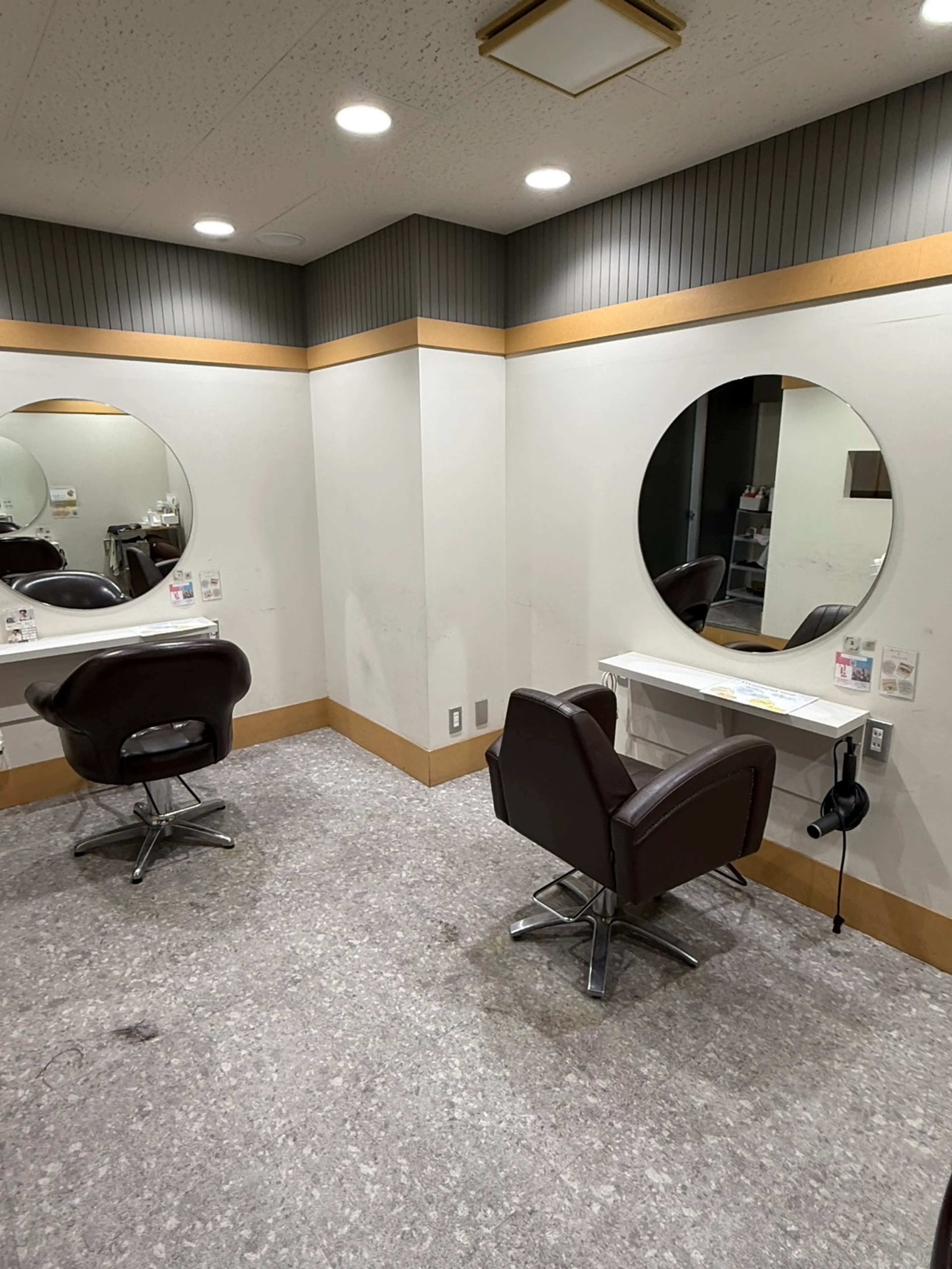 ヘアメイクアンbyアンブリーチの内観・外観2