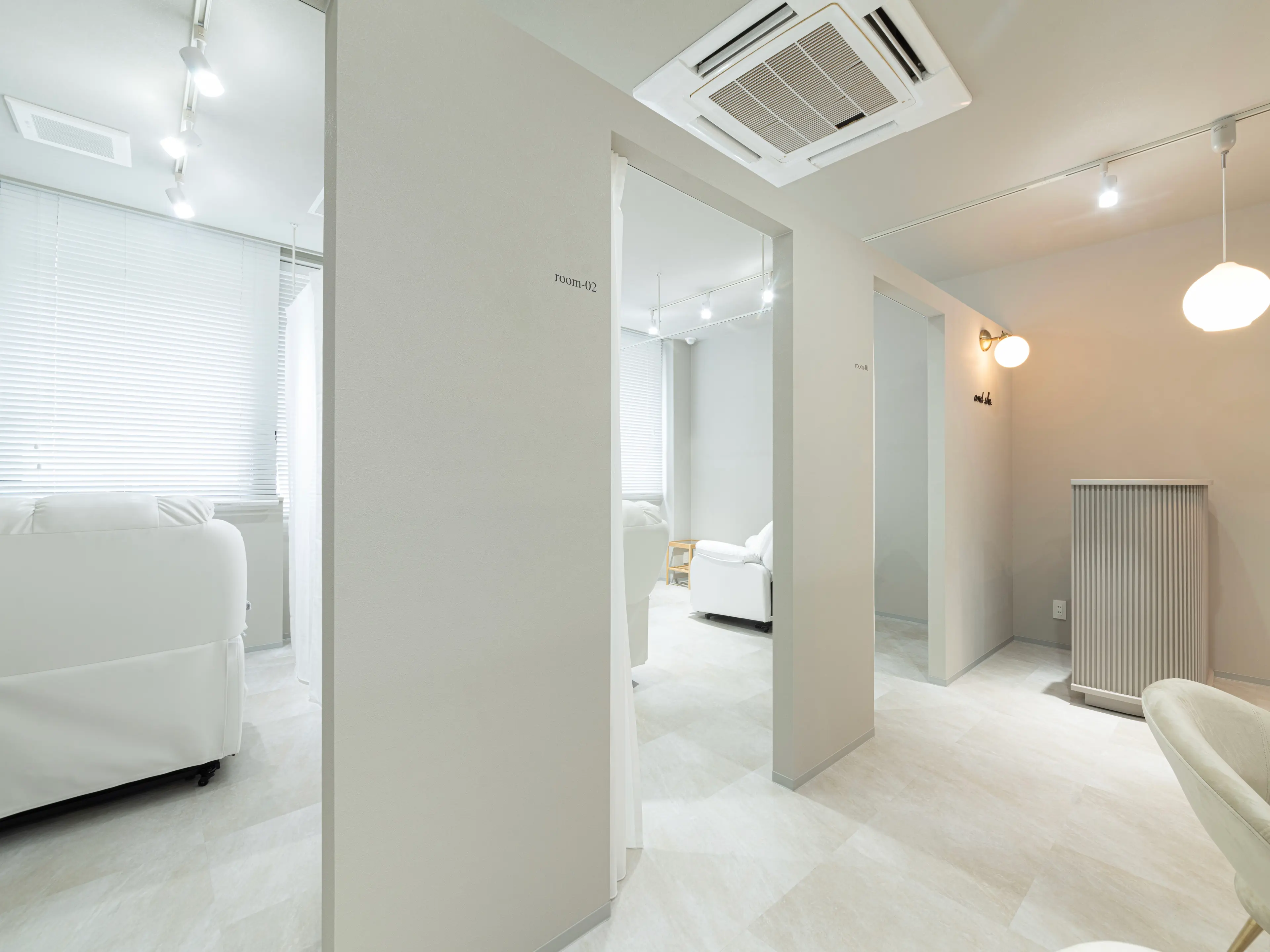 and she. 西宮北口店【アンドシー】の内観・外観2